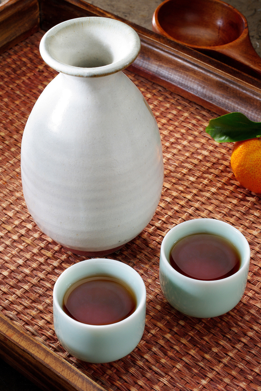 黄酒的酿制,注意保留糯米原来的各种营养成分,也有其生成糖化胶质等等