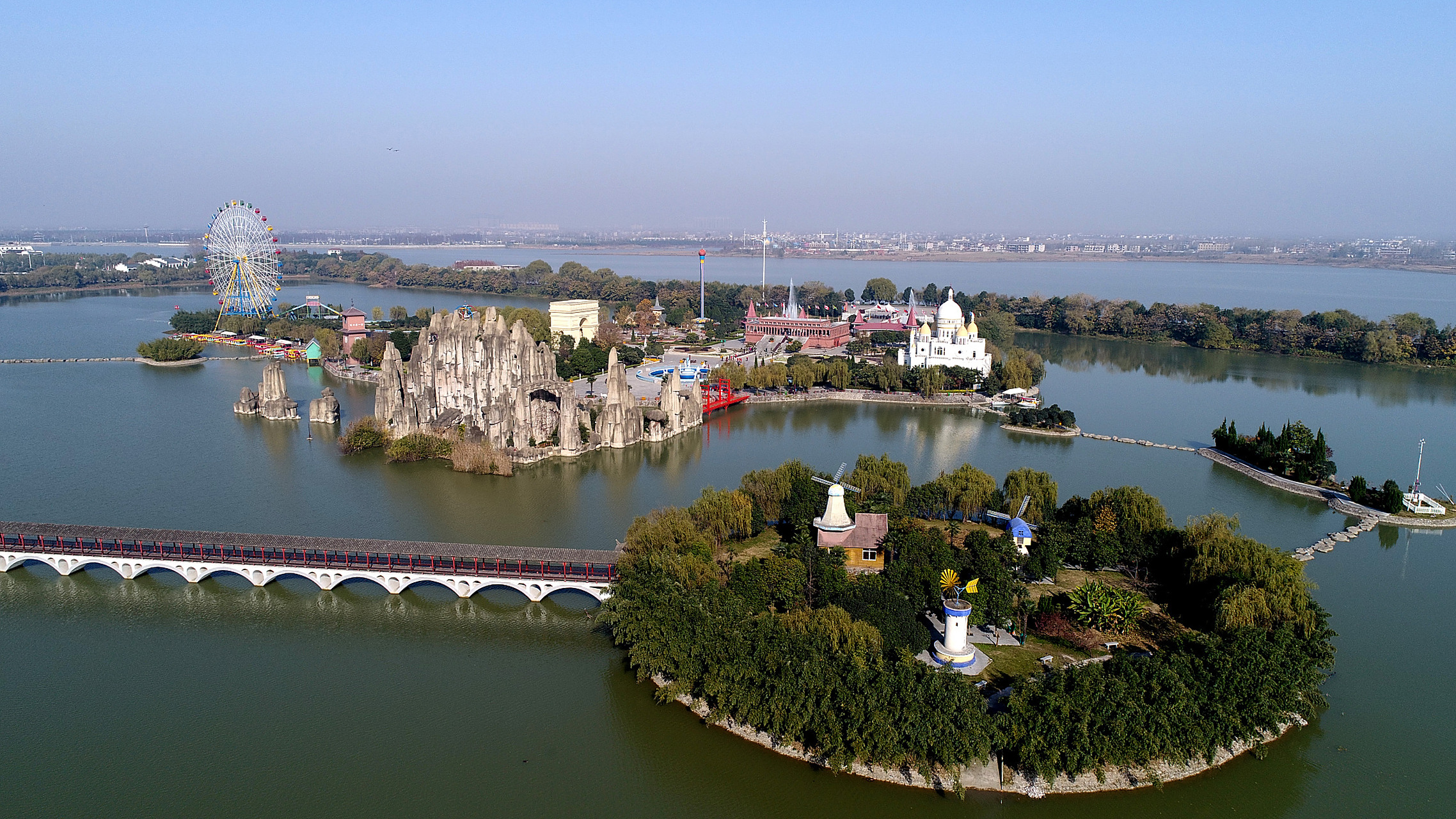 八里河风景区位于颍上县以南8公里处,距西北边的阜阳市60公里,是在