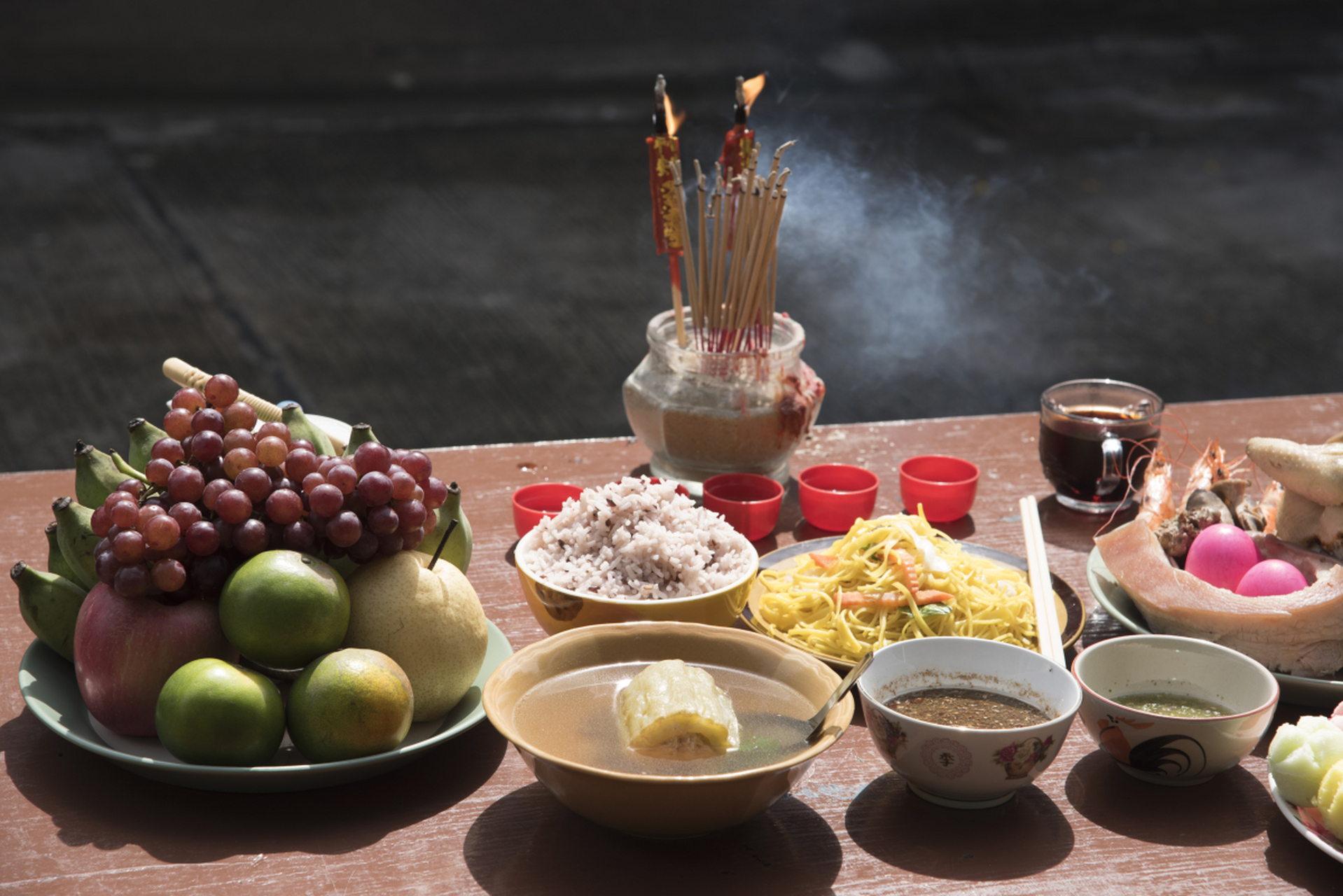 人们会选择自己的方式拜祭.习俗也会变化. 而且很多地方习俗是不同.