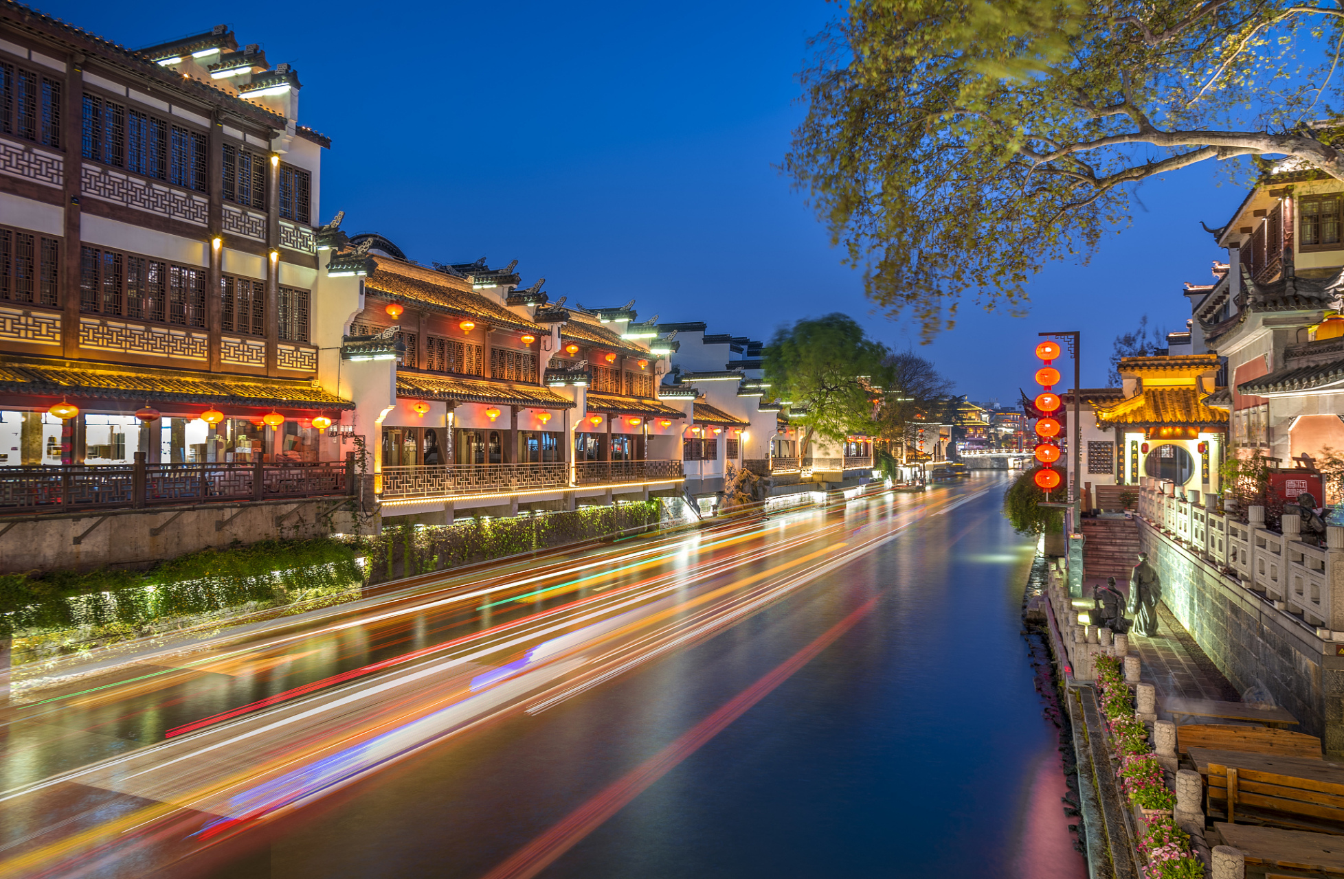 南京夜游必去景点包括:夫子庙秦淮风光带,南京眼步行桥,中山陵音乐台