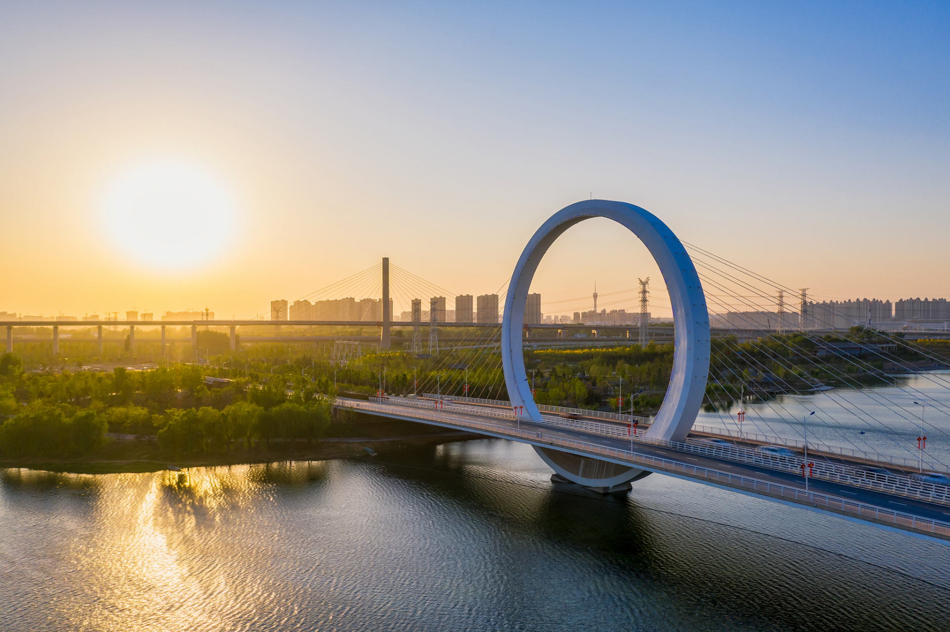 一道独特的风景线,位于郑州市经开区滨河国际新城内的潮晟路跨潮河桥