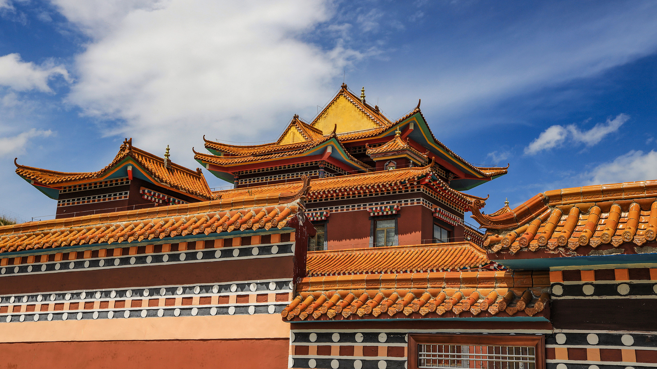 位于山南地区错那县境内的绿意旅游胜地——扎同寺,坐落在洛曲岸的