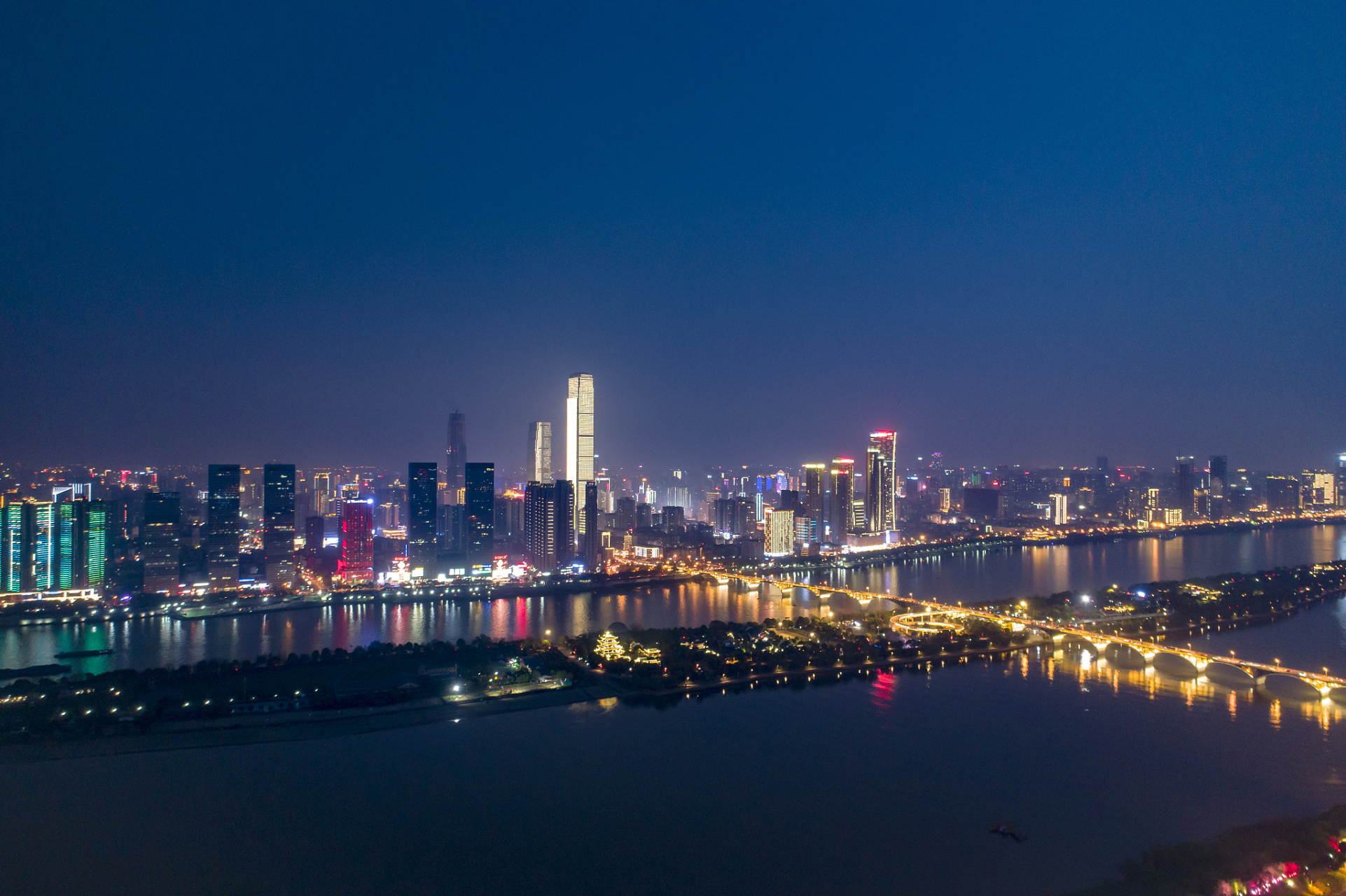 湘江夜景好看的原因主要有以下几点:  1,橘子洲头的夜景:橘子洲是长沙