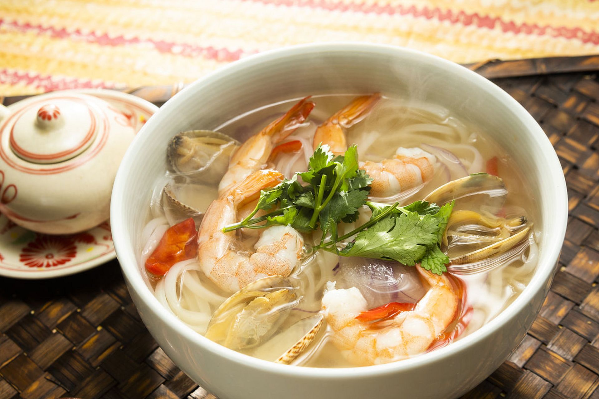 大家好,欢迎来到农村美食课堂,你想要在家享受鲜美的海鲜汤粉吗?