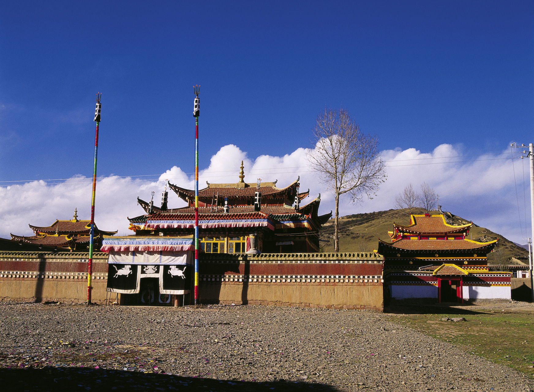 甘孜寺,位于四川省甘孜藏族自治州境内,是一座历史悠久的藏传佛教寺庙