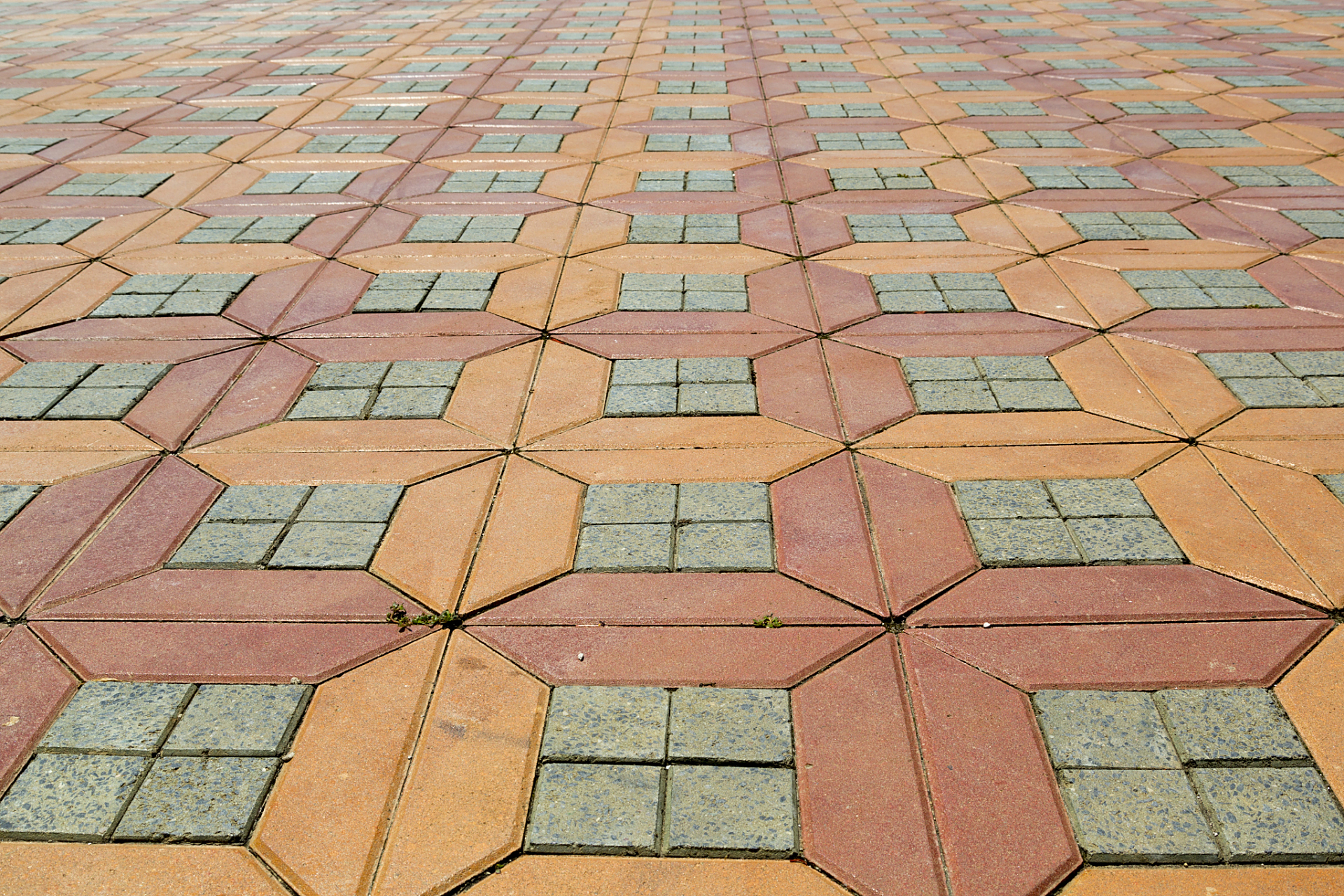 要想保证彩砖使用寿命,就得拥有巧妙的维护措施,彩