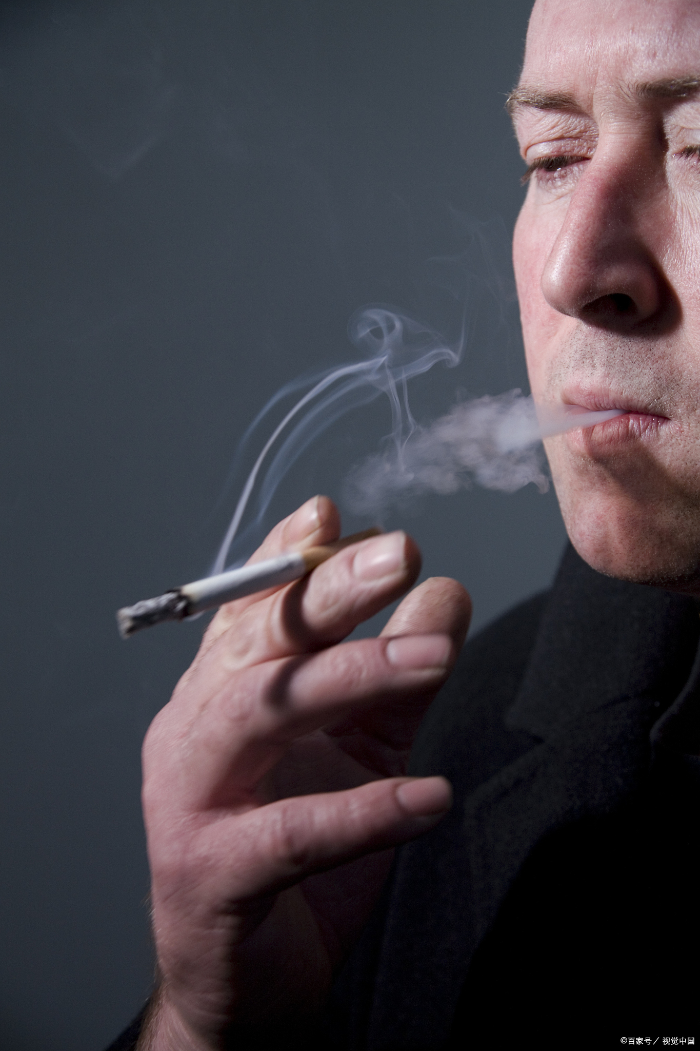 工友们聚在一起闲聊,老板掏出一根万宝路点燃