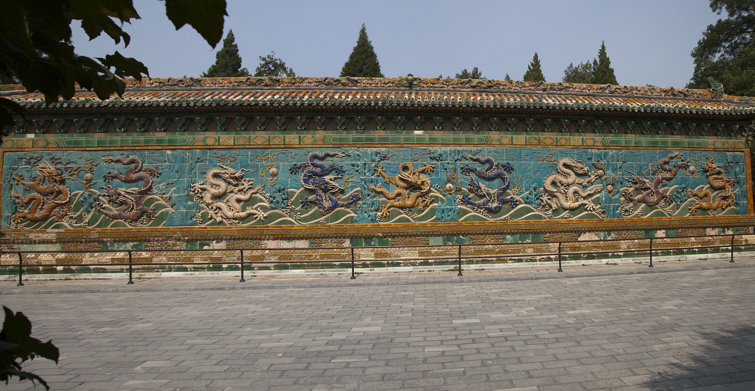 大同九龙壁位于山西省大同市,是明代时期的石刻艺术