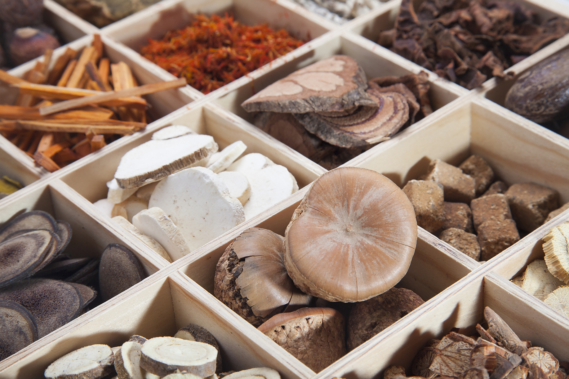 降尿酸中药治疗方案有哪些?中药本身是没有降尿酸作用的.