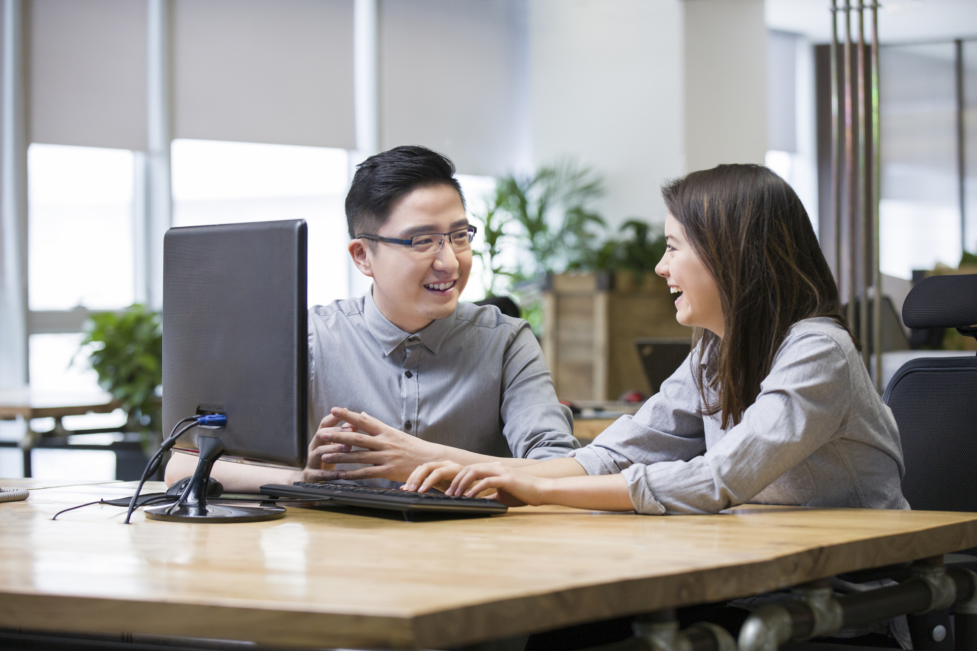 两个同事在办公室聊天. 一个同事说:"我认为我们应该以客户为中心.