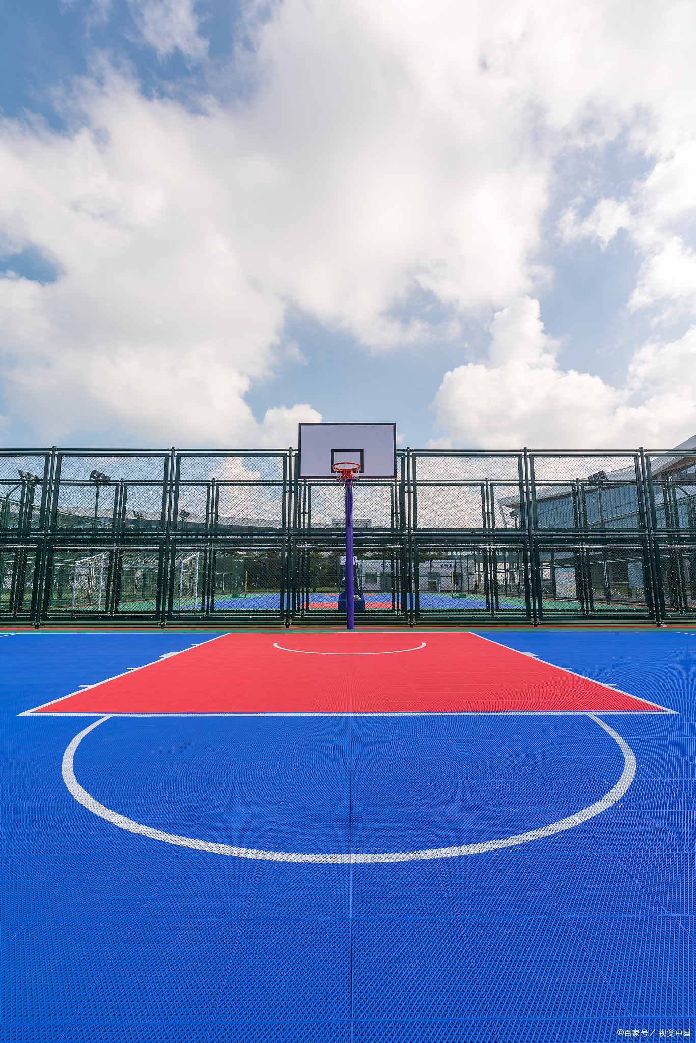 杭州某高校学生小张在篮球场摔倒后,自行回宿舍休息,7天后却在睡梦中