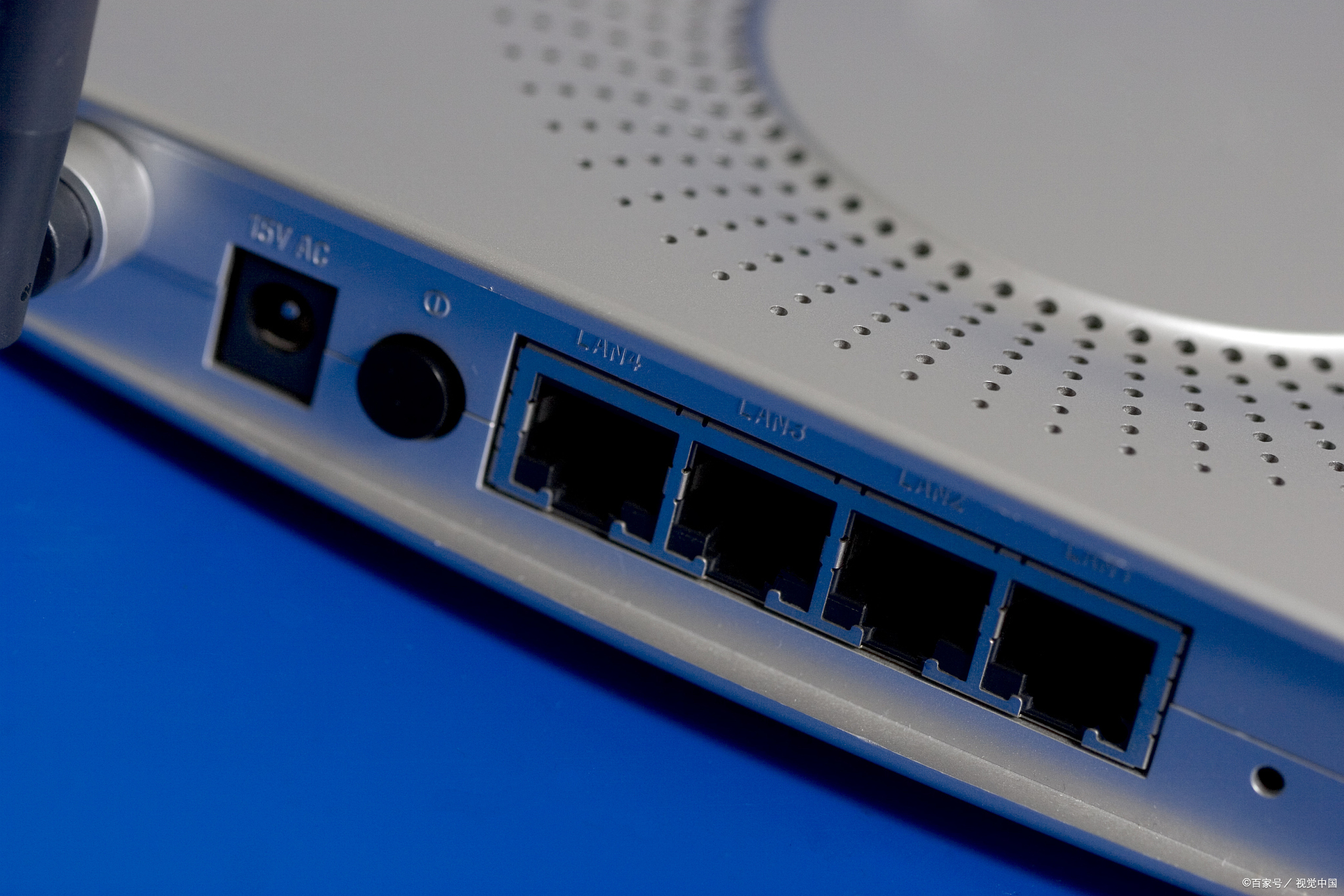 外表和普通路由器一模一样,里面却藏着针孔摄像头