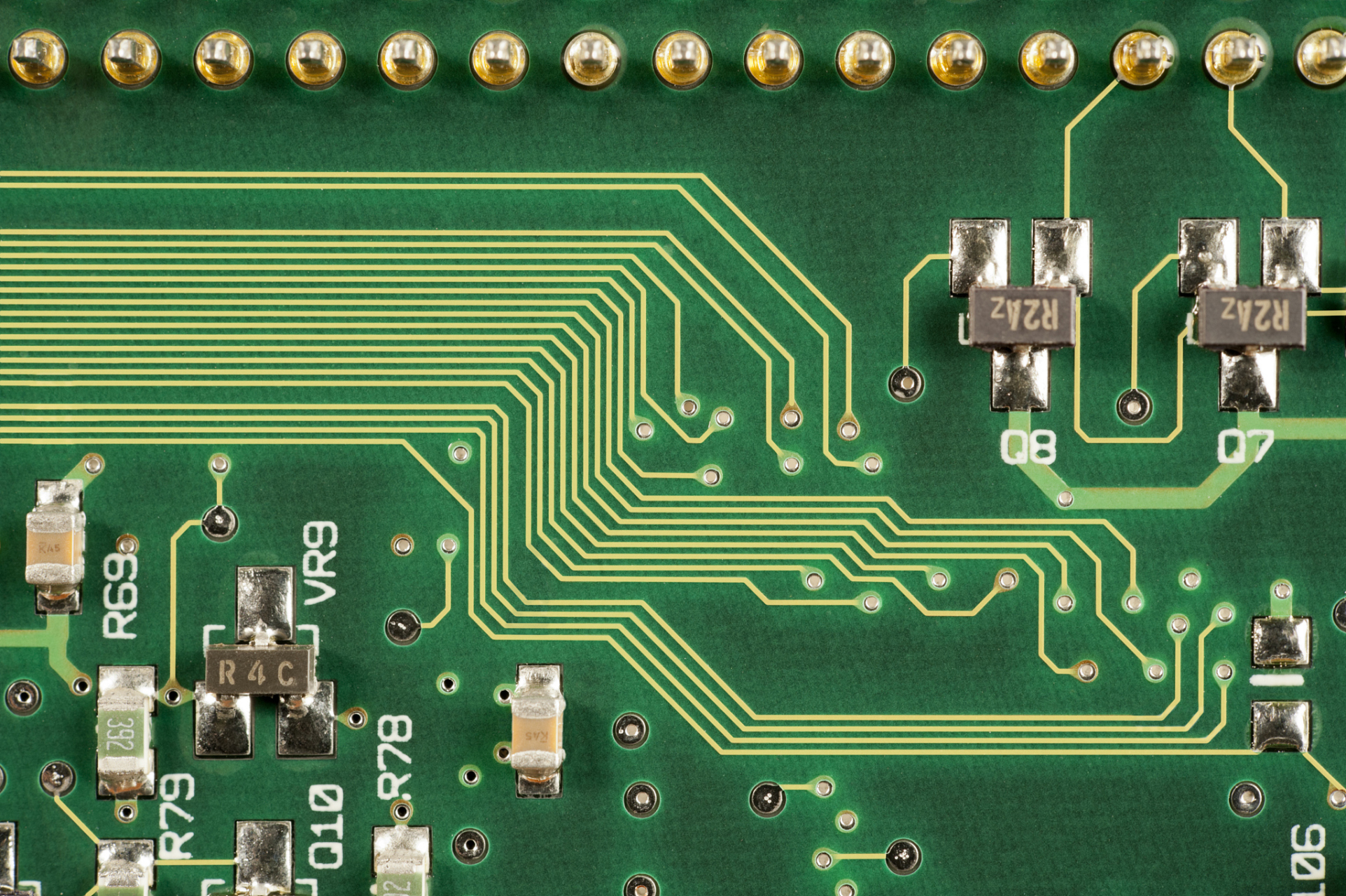 电脑主板(motherboard)的pcb(printed circuit board)是主板上所有