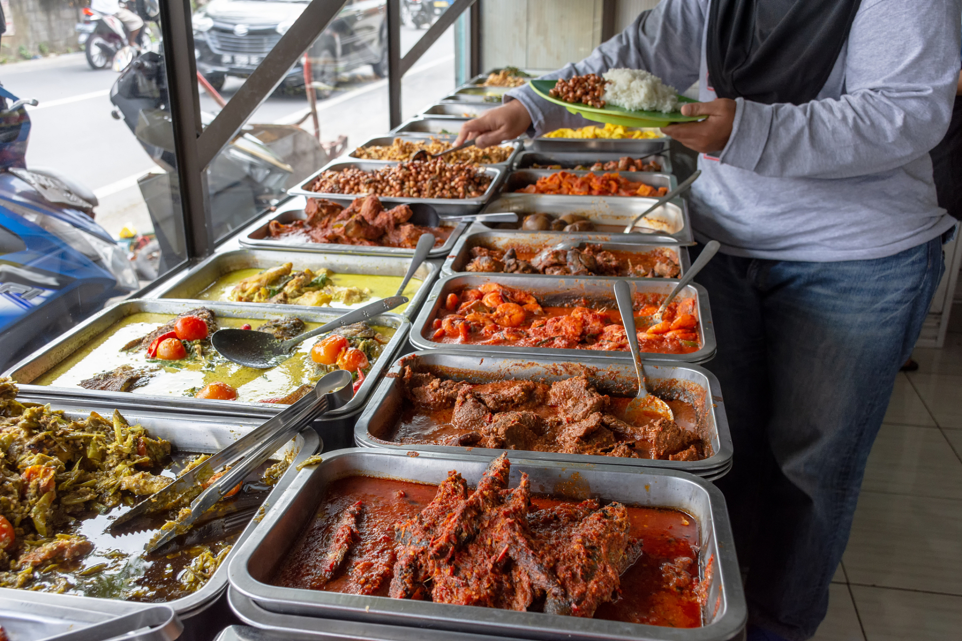 美食博主:释一刀 自助盒饭快餐,是当下城市生活中的一种流行餐饮氖浇