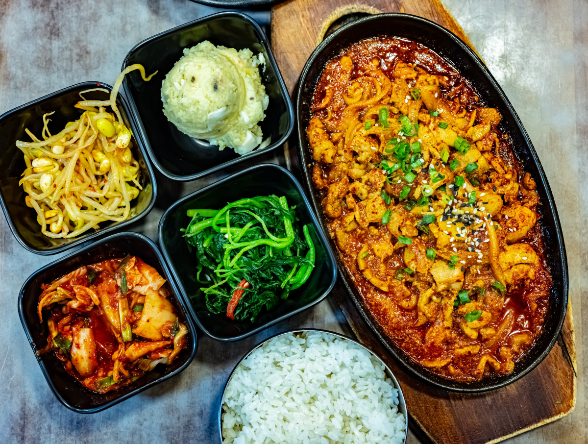 最近,小学生因吐槽食堂饭菜被教育的新闻在网络上闹得沸沸扬扬.