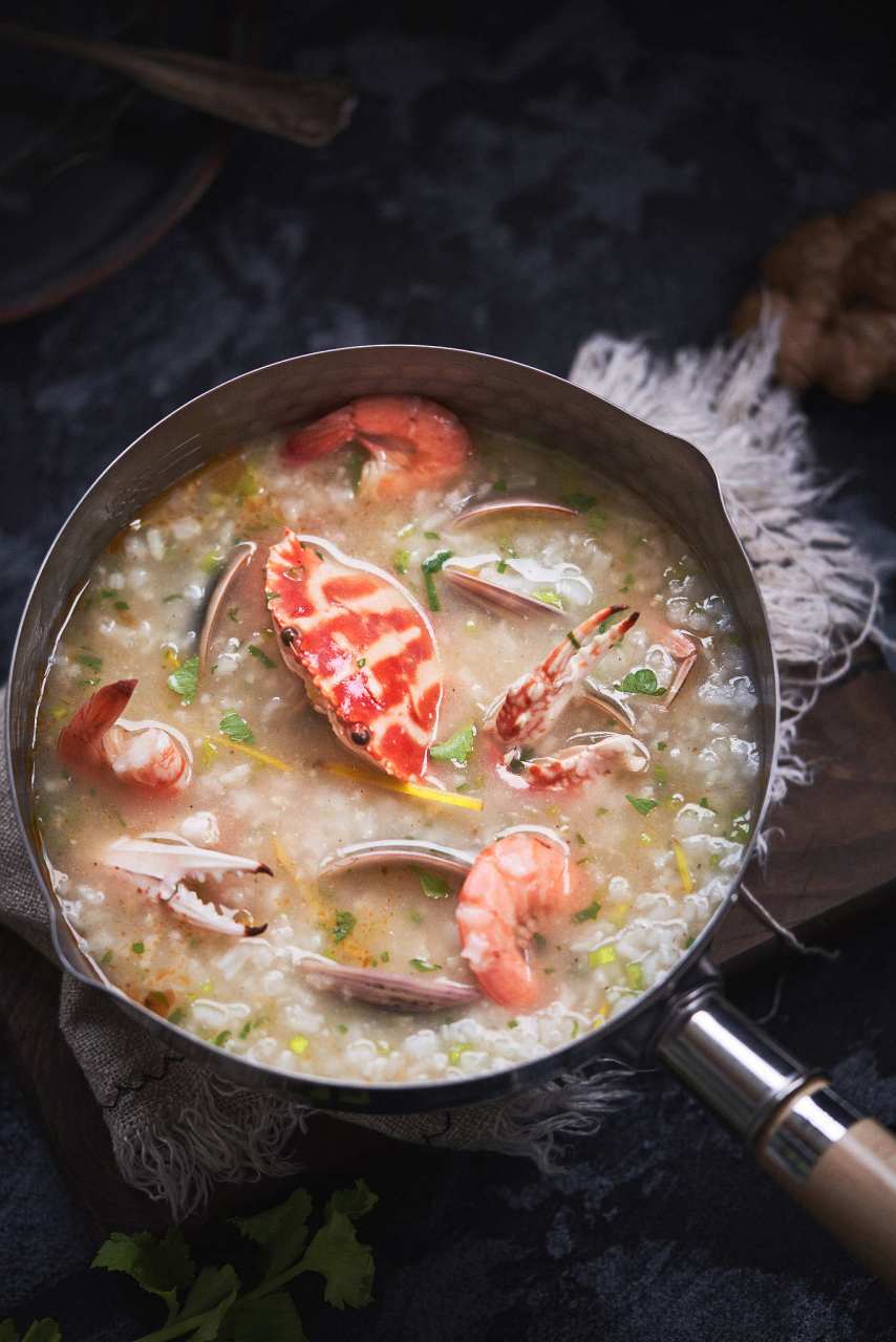 海鲜#  砂锅虾蟹粥是一道美味的海鲜粥,以新鲜的虾仁,螃蟹和大梦