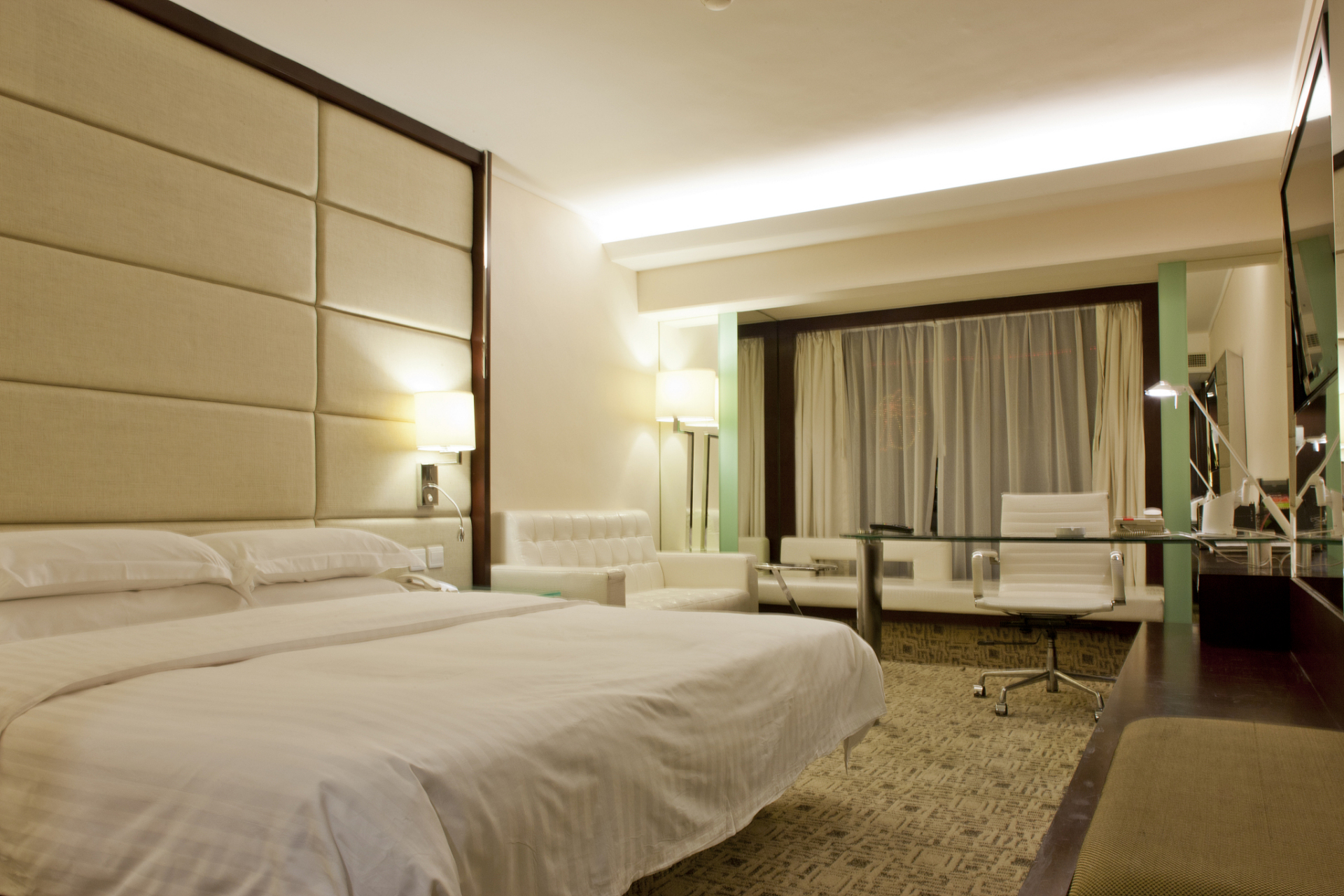 在顾客结账的时候,顾客您昨晚入住的是158元的,把