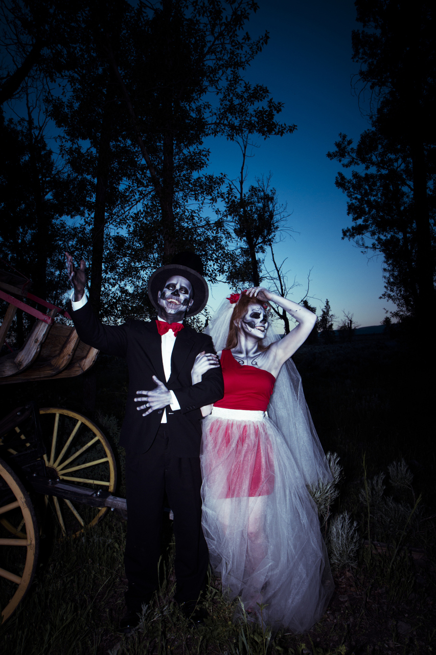 情侣万圣节的度过方式多种多样,如去鬼屋,制作南瓜灯,看电影,参加化妆