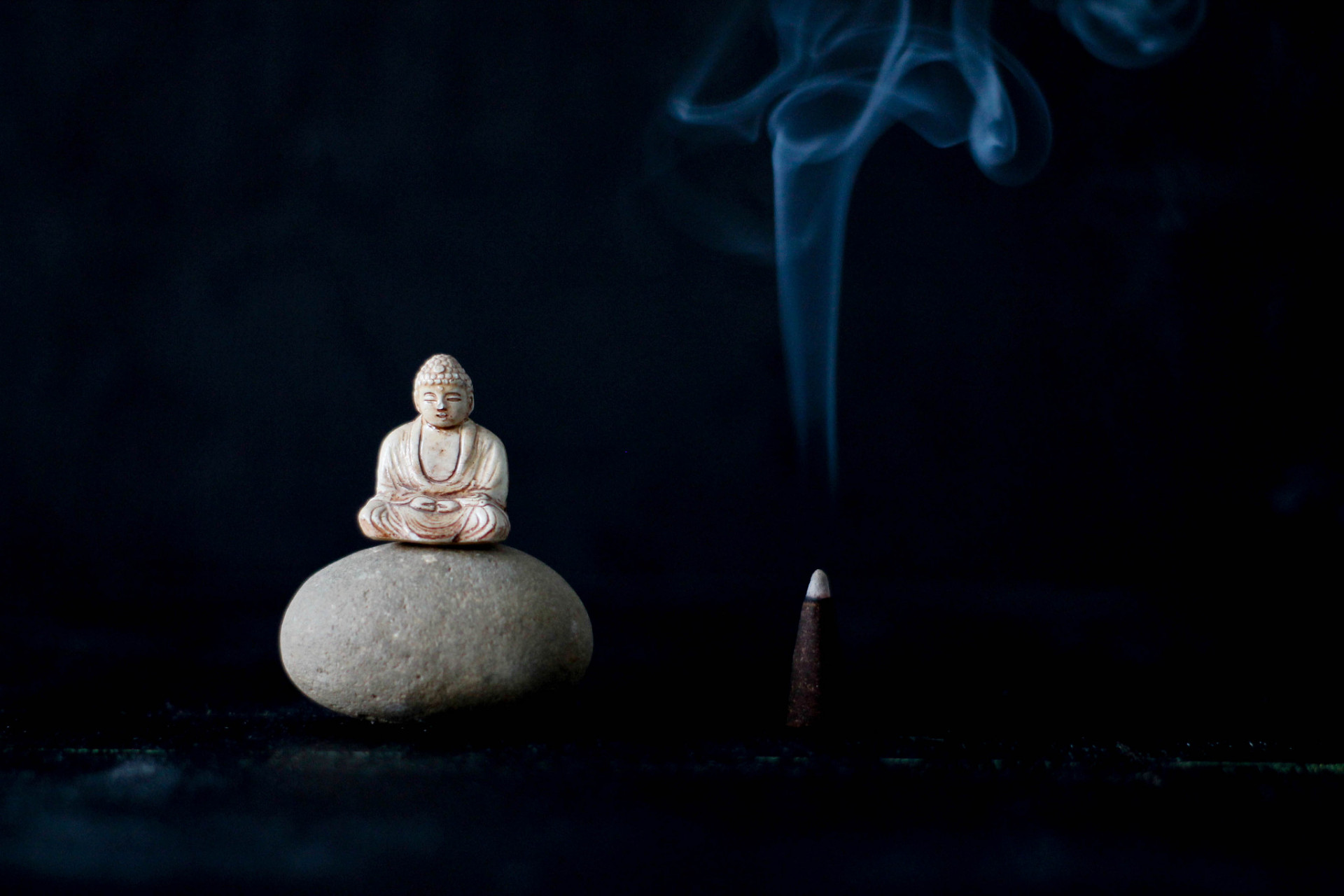 静谧的午后,阳光斜洒, 心湖泛起层层涟漪.