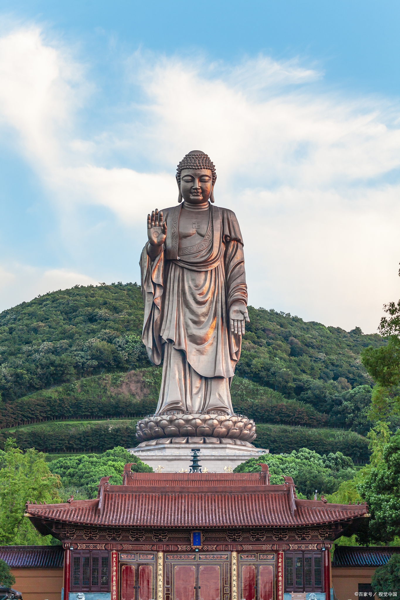 灵山胜境风景区位于无锡市滨湖区马山镇,是一个融合佛教文化与自然