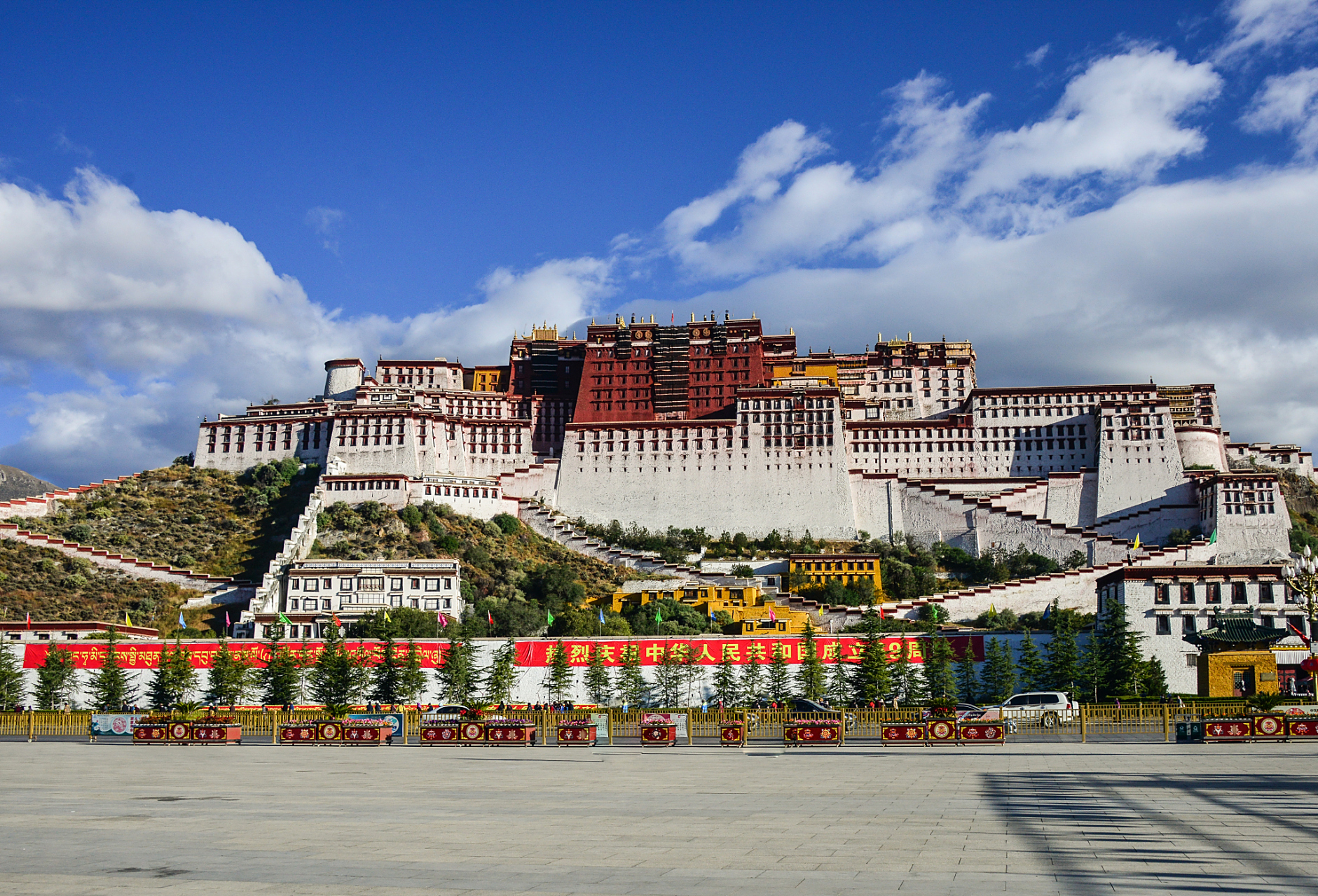 布达拉宫是一座宫堡式建筑群,位于中国西藏自治区首府拉萨市区西北的