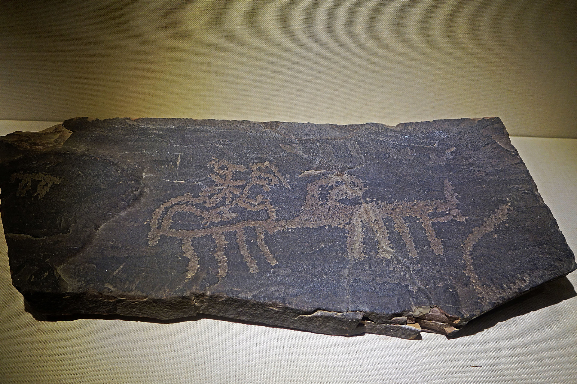 位于银川市贺兰县金山乡境内的贺兰山岩画,是一段沉淀于时间中的古老