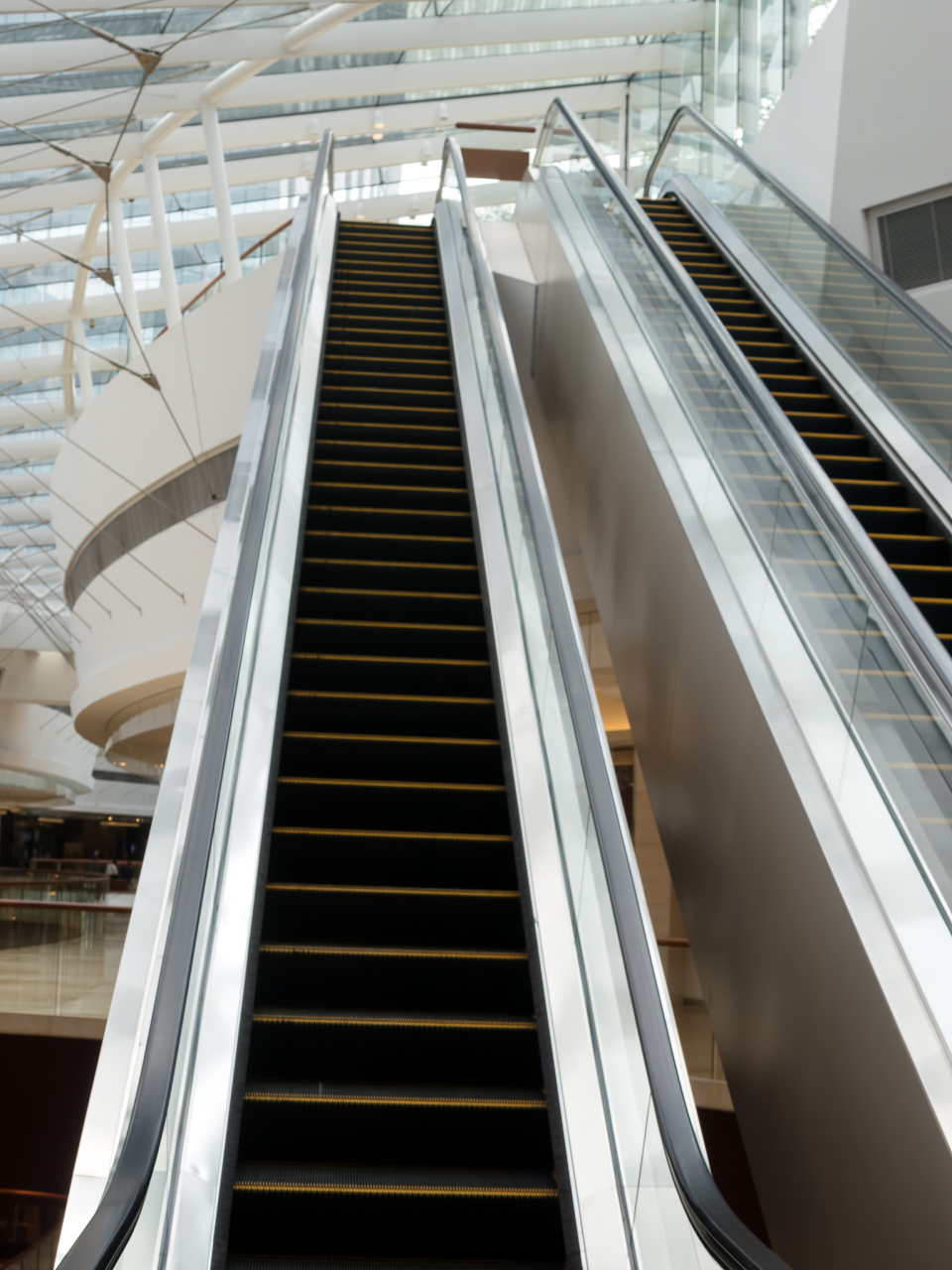 大家好,今天我要跟大家聊一聊关于大妈们在在商场扶梯上拍摄视频并