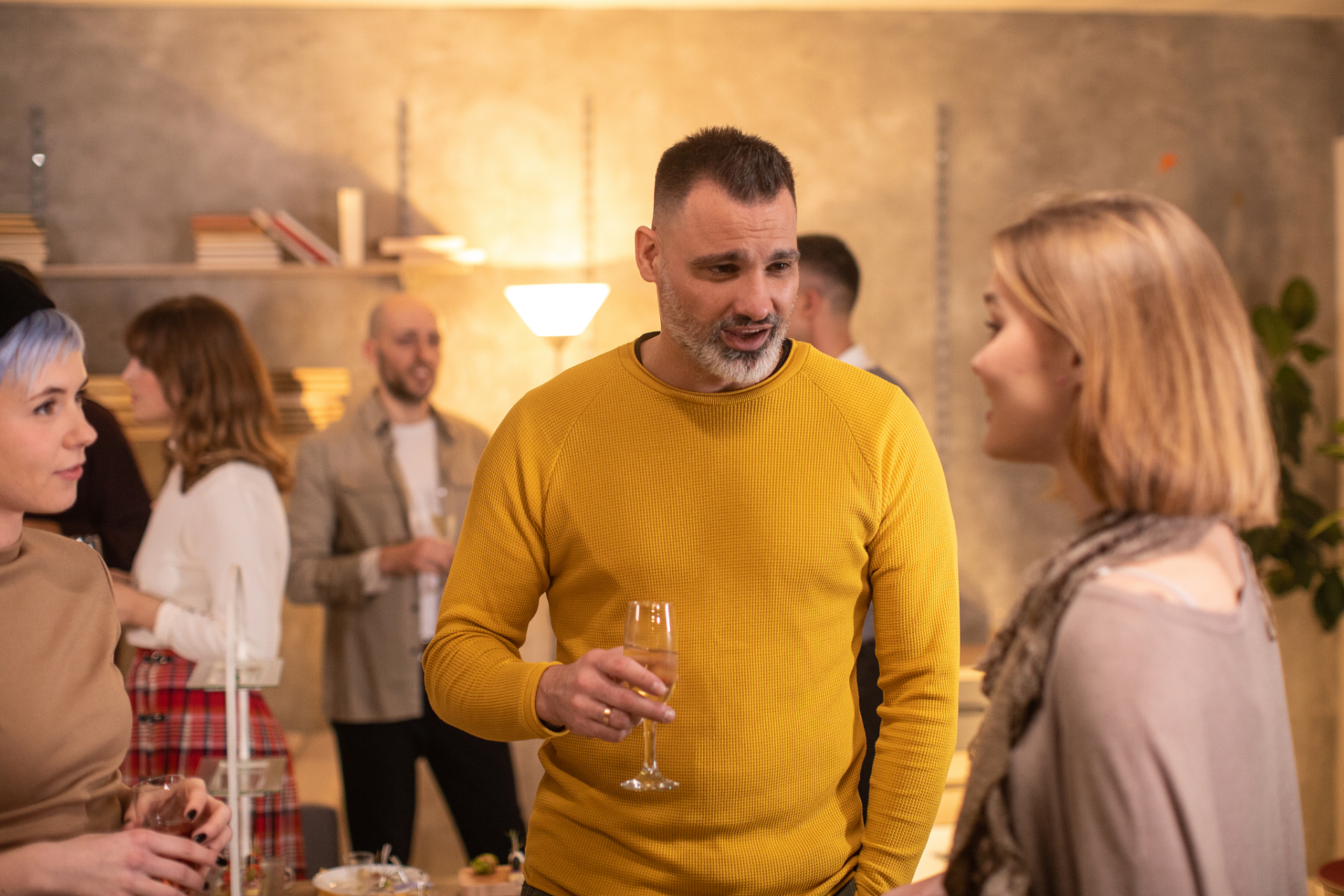 看看富人资产不同,每天干什么事也不同,看完真相也许你心理非常不平衡