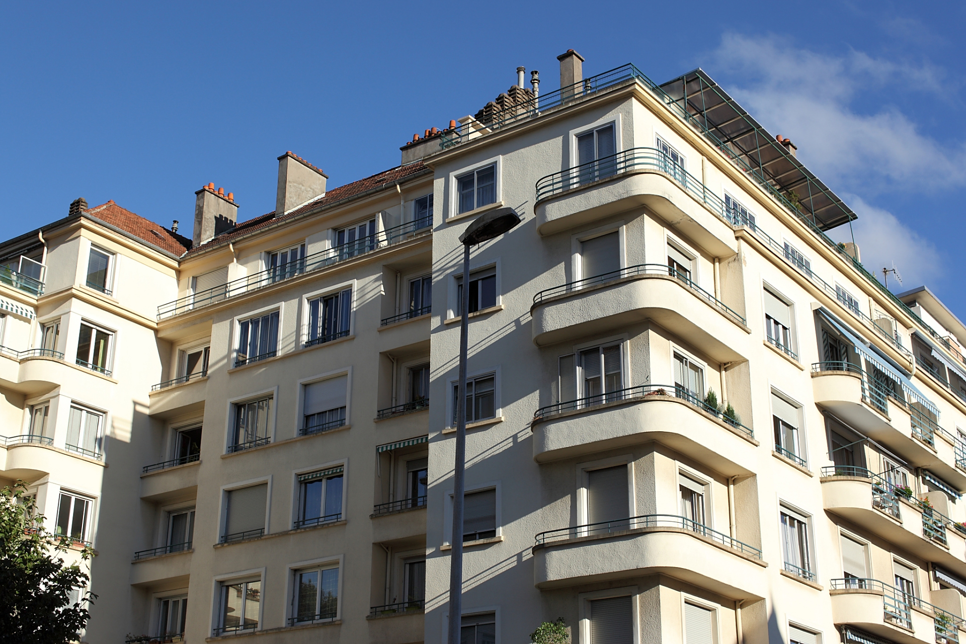 我和朋友一起购买房屋时,他选择了一楼,而我选择了顶层的32楼.