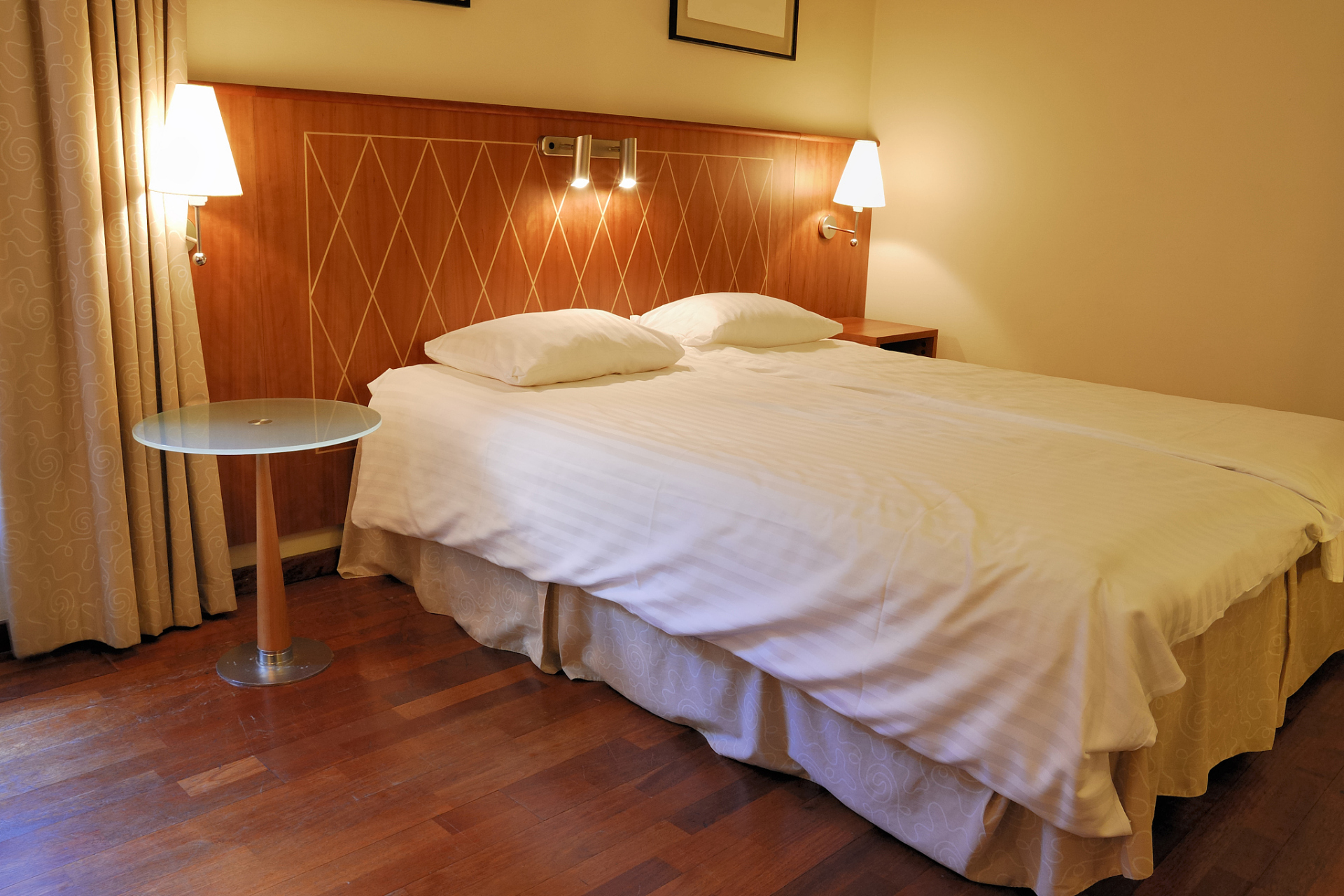 中午,一个70岁的大爷和一个20出头的小姑娘来宾馆开房,我心想肯定是