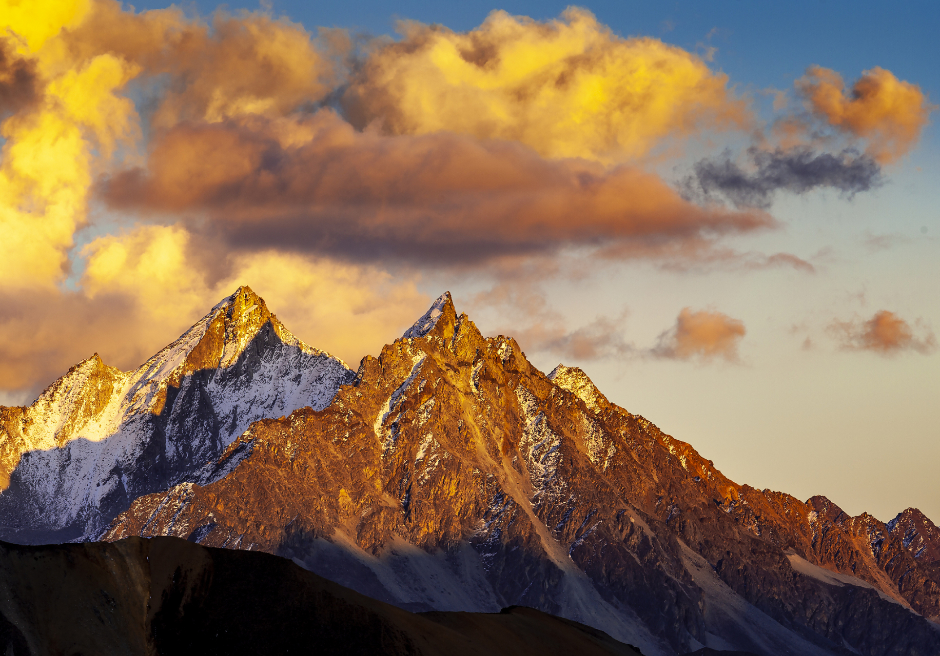 见者好运!喜马拉雅群峰上演日照金山大片