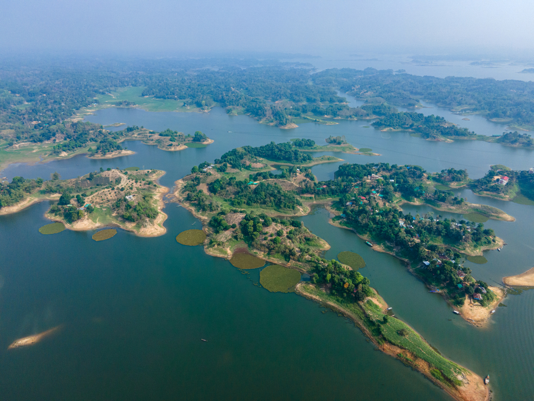 长寿湖是重庆市长寿区的旅游景点,由狮子滩水电站拦河大坝形成.