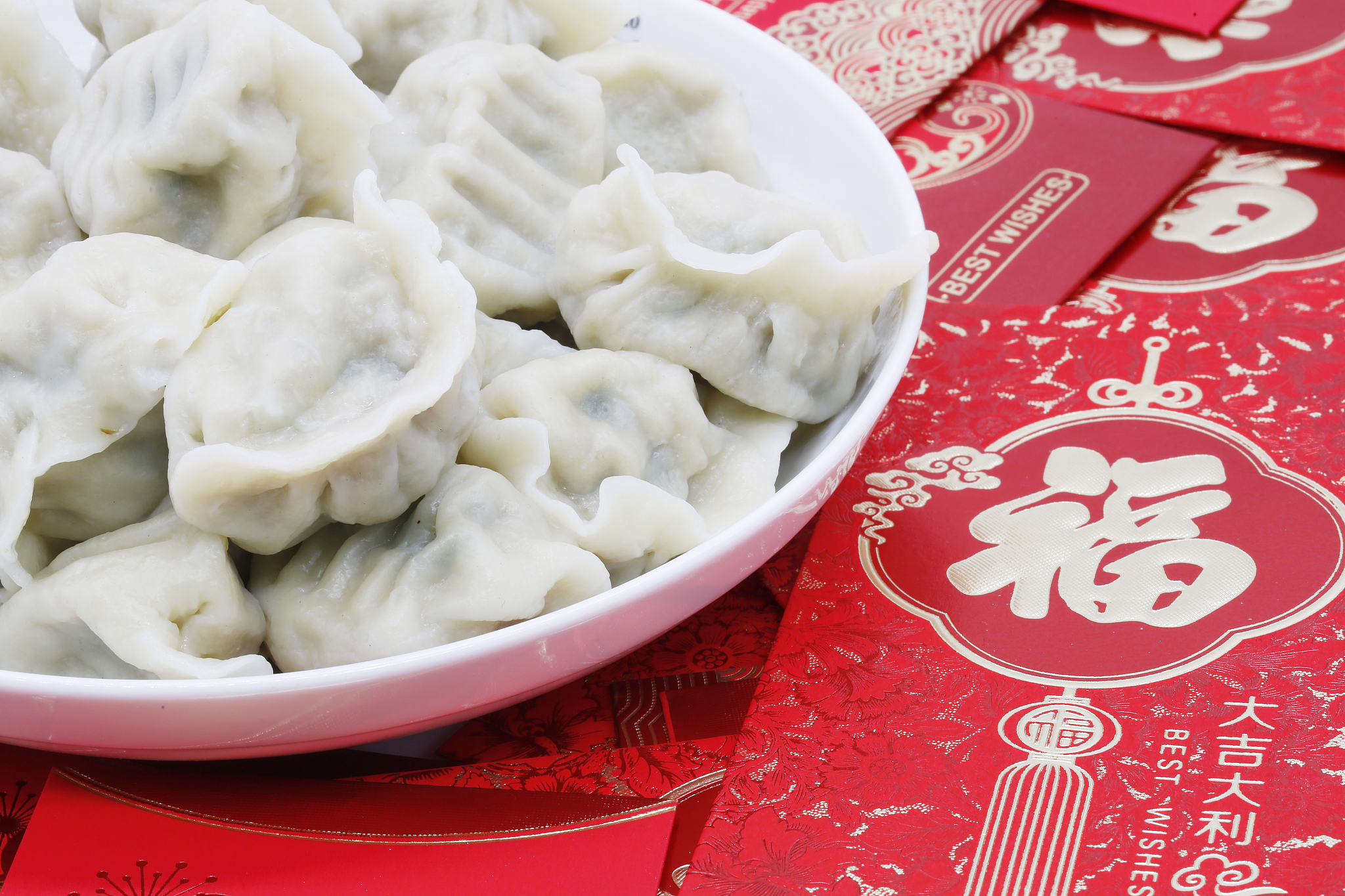包饺子是中国传统文化的体现,春节时家家户户都会包饺子,寓意团圆和