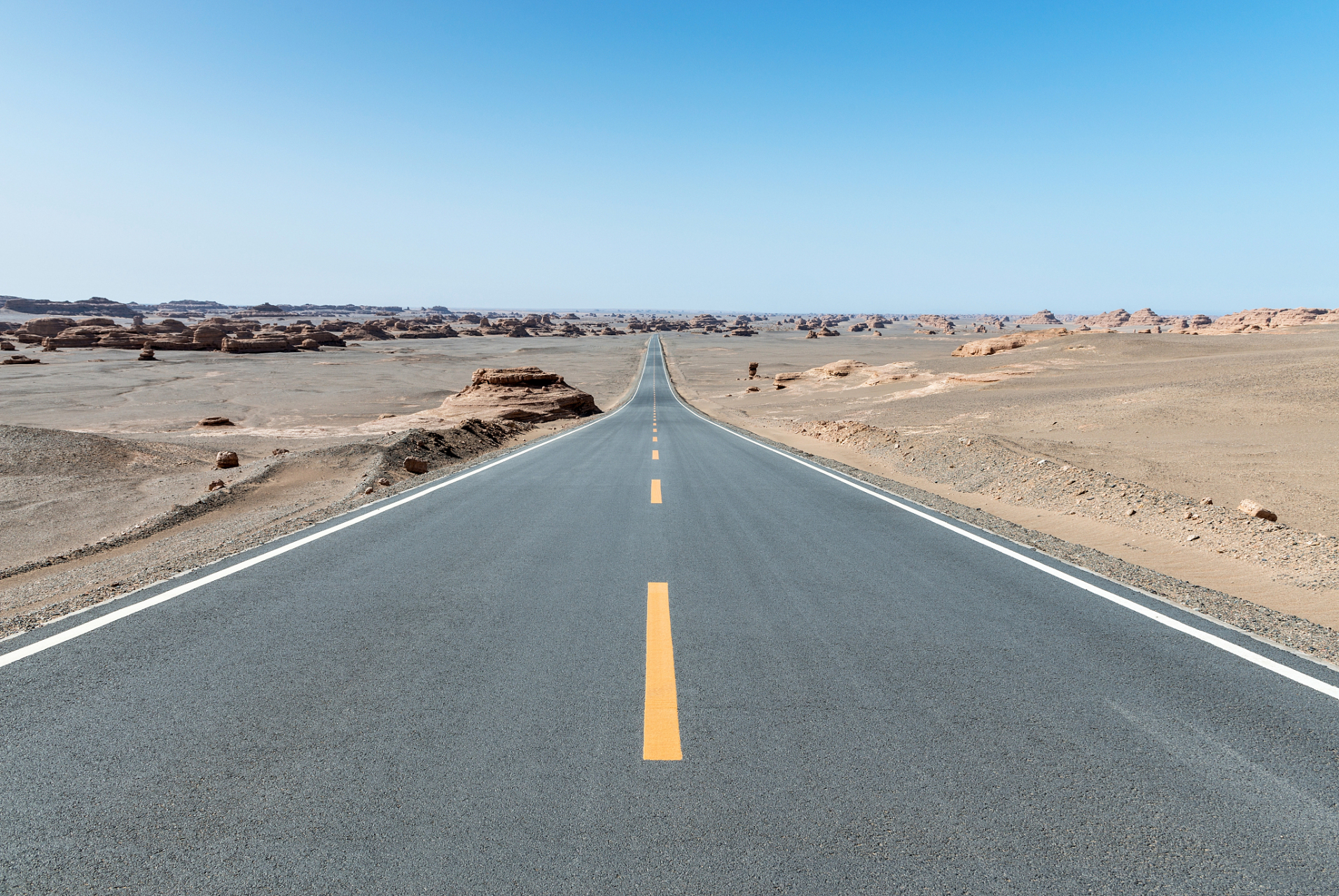 7月3日,网络主播"盈盈徒步西藏青藏线"在直播时被黑色商务车撞伤