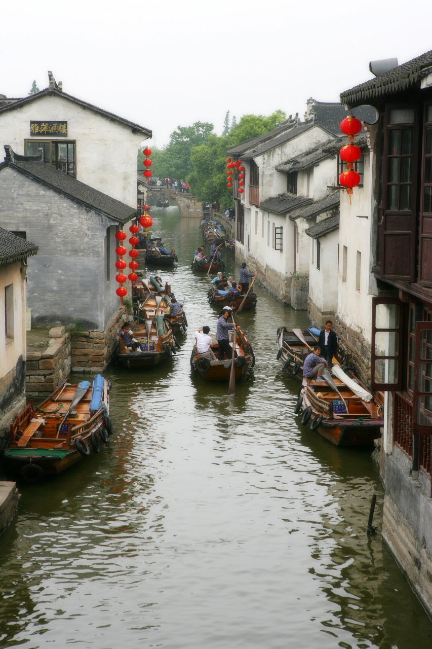 周庄,是一座历史悠久的水乡古镇,位于江苏省昆山市周庄镇,距离上海市