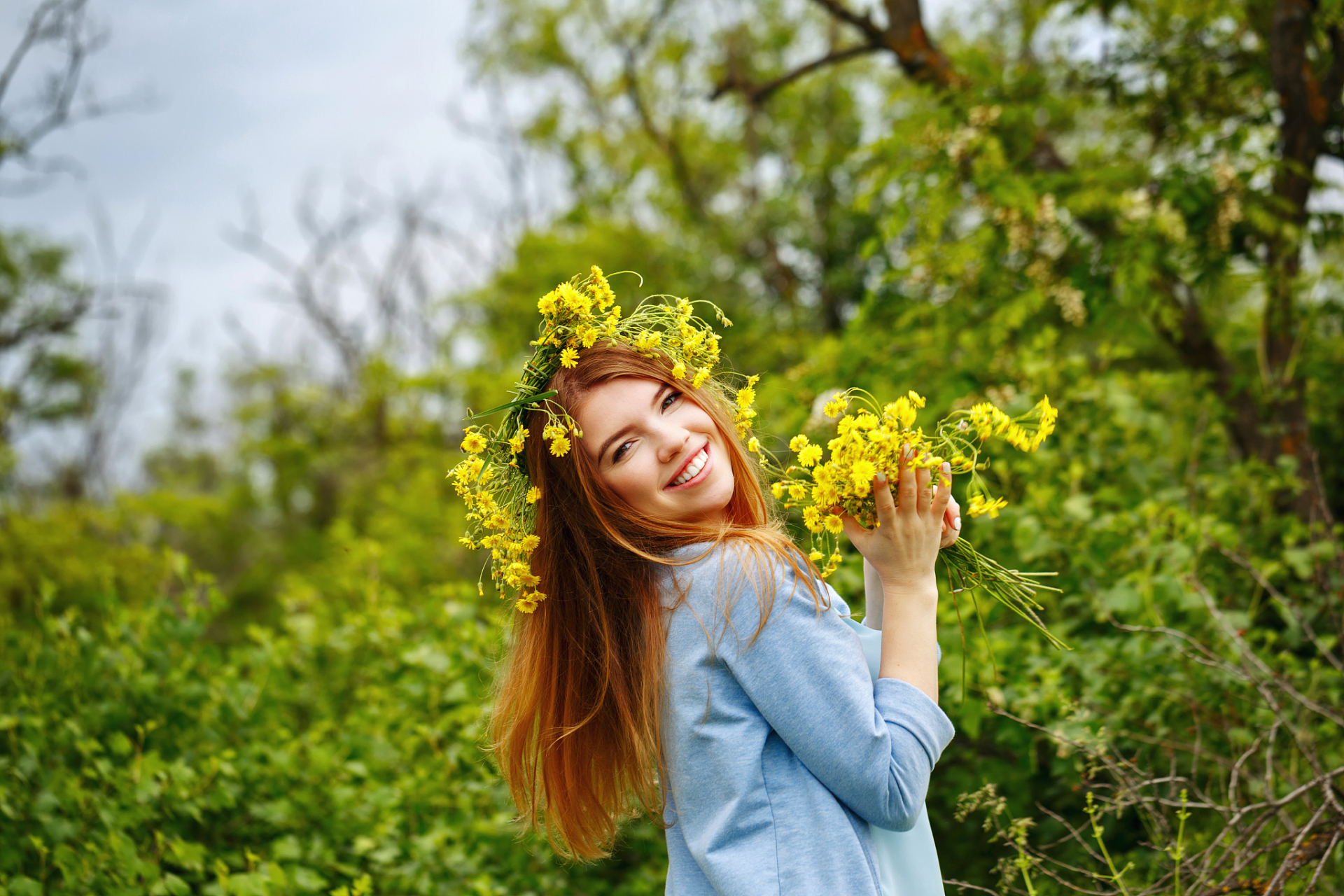因为工作的原因,彼此熟悉起来,还有着比普通同事更亲密一点的关系