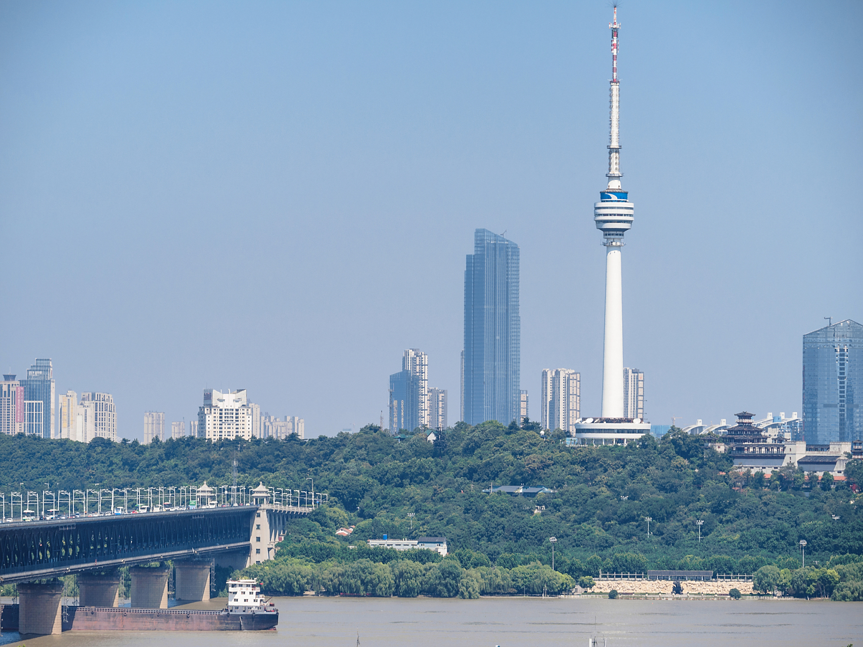 武汉龟山位于湖北省武汉市汉阳区,南临长江,北依汉水,与武昌蛇山隔江