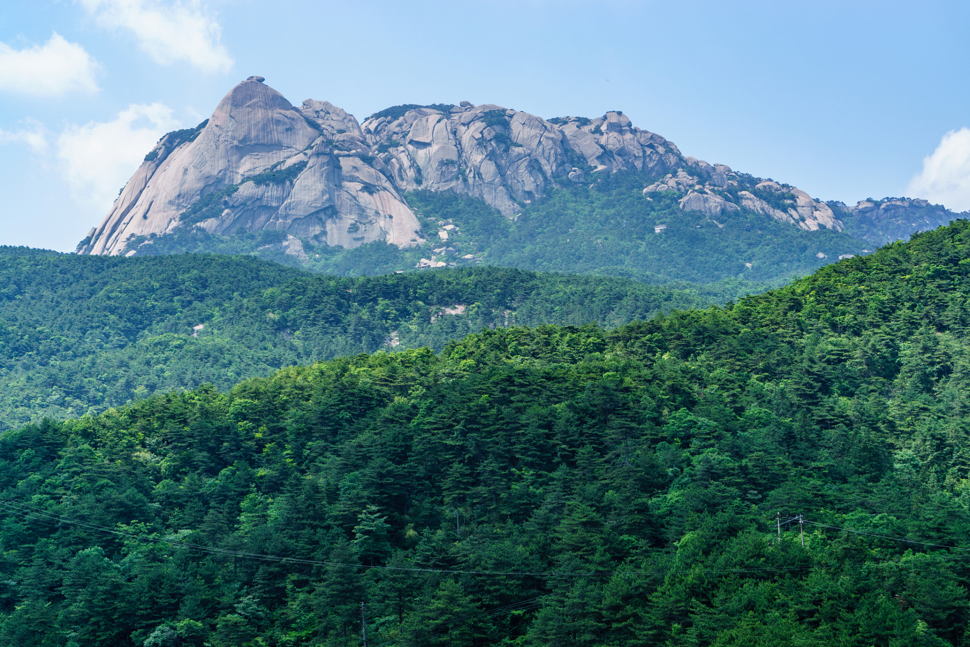 天柱山位于中国安徽省安庆市潜山县,是国家级重点风景名胜区,也是一个
