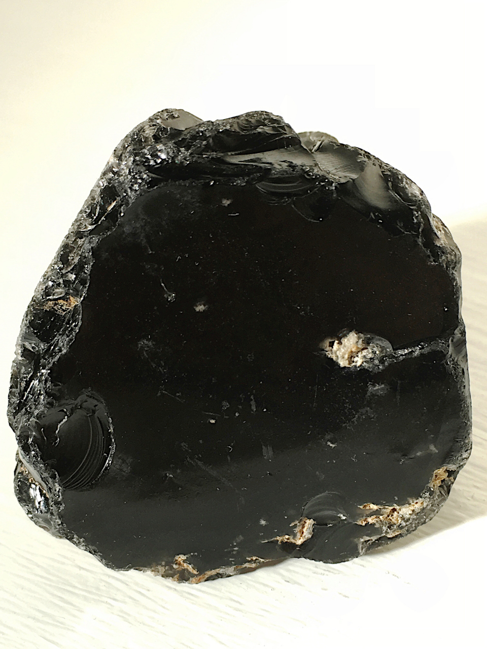 黑玉髓和黑曜石是两种不同的黑色宝石或矿石,它们在成分,起源和性质上