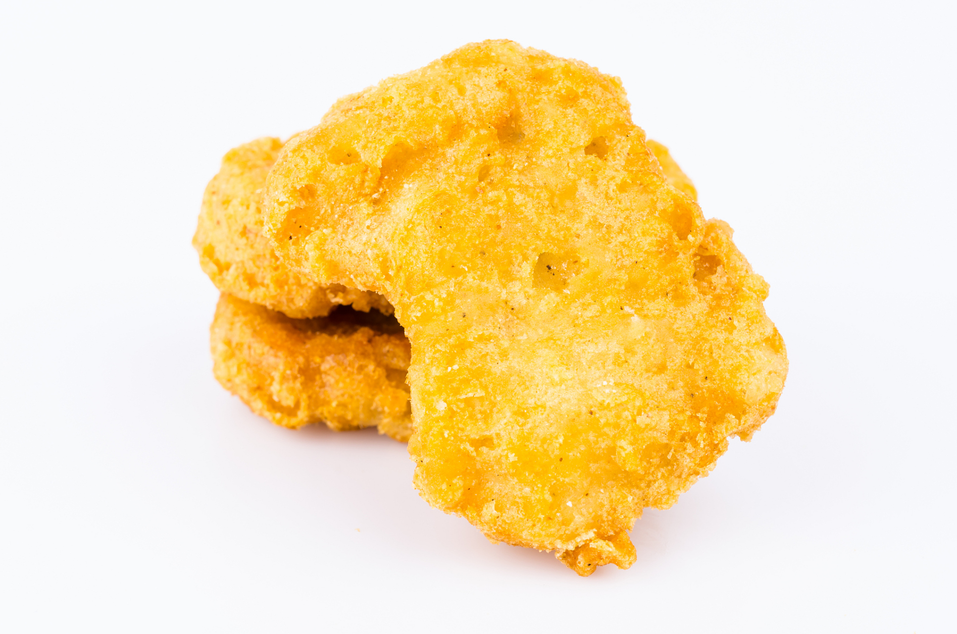 这种食品的主要原料是鸡肉,经过特殊的加工和烹饪技术,使其外酥里嫩