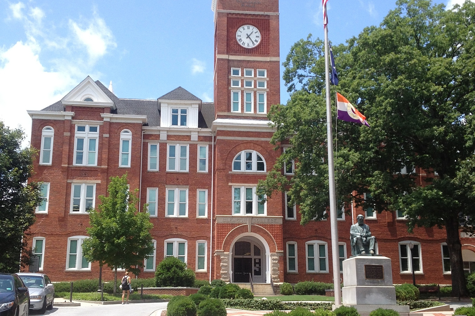 这些学院依托高校,拥有较高的教育质量和师资力量,是江苏省内较为知名