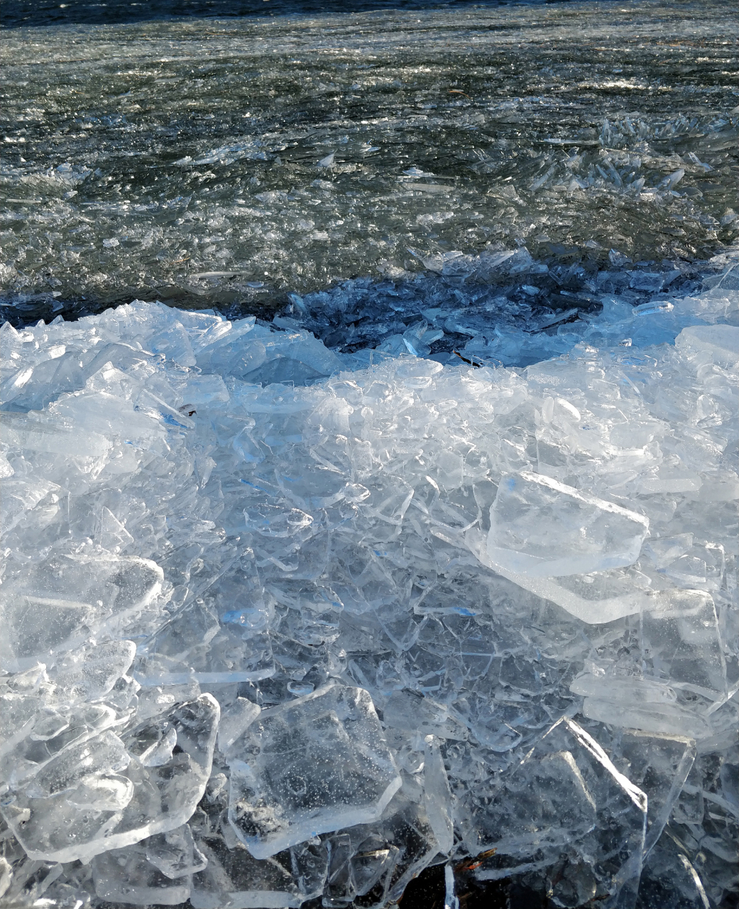 当水面结冰厚度达到一定标准,如大约5厘米或以上时