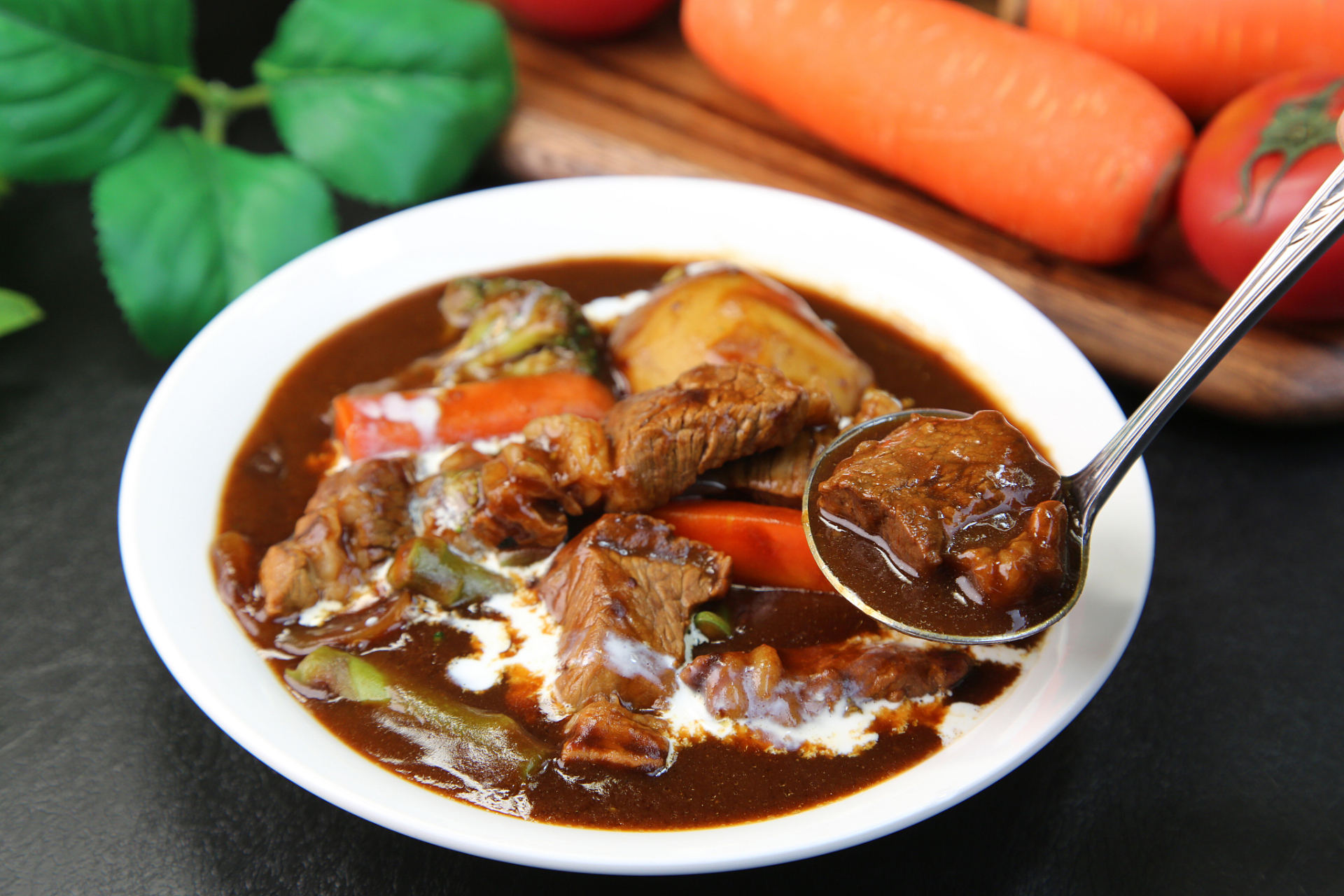 今天教你如何在家轻松炖出一锅美味牛肉,让你的居家烹饪技能提升!