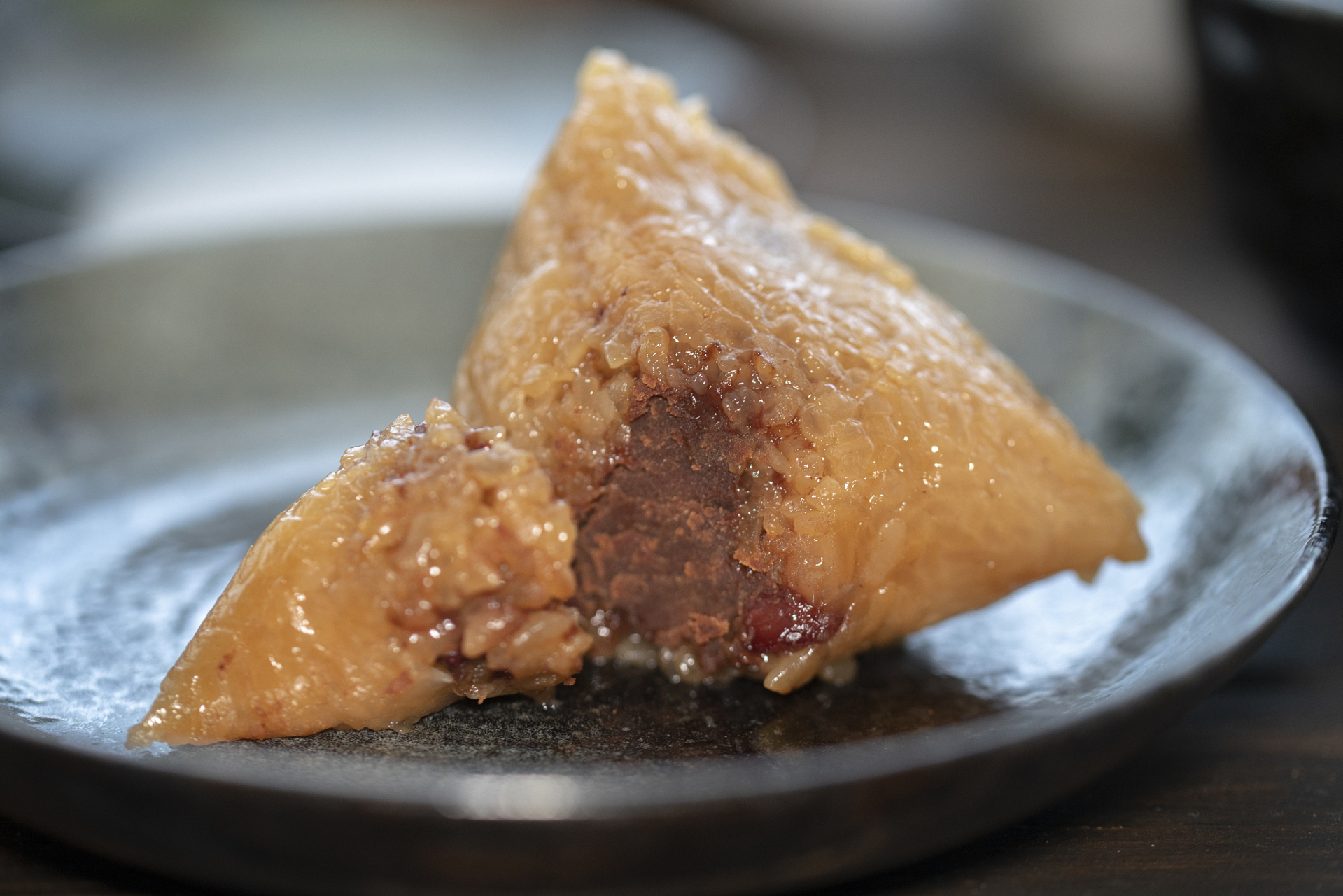 客家人喜欢吃灰水粽,如今在惠州不少山区,村民还沿用着传统方法制作灰