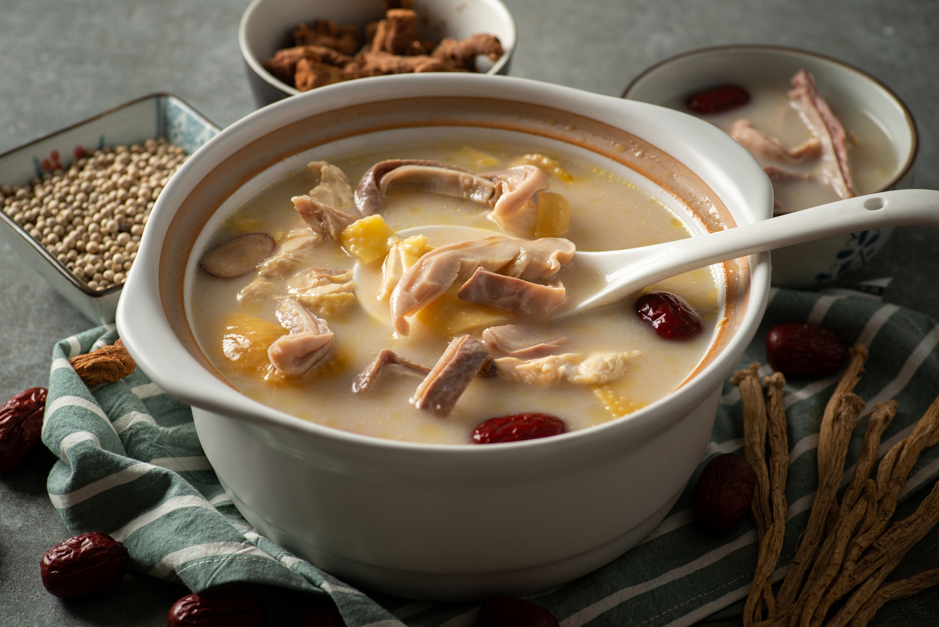 爱好者,今天我要带你们了解一道广东客家地区的传统美食——猪肚煲鸡