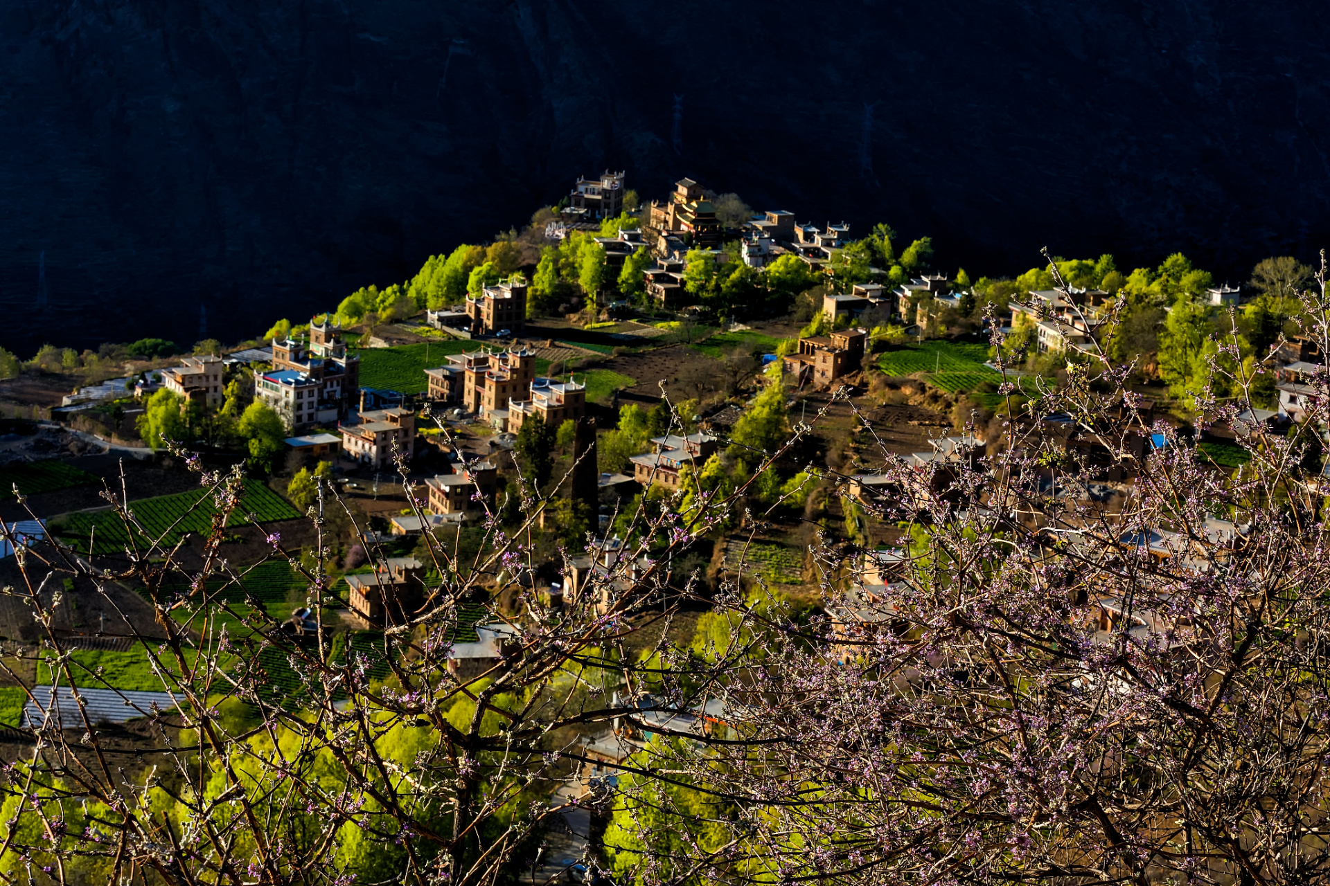 甲居藏寨##嗨玩万圣节# 甲居藏寨位于四川省甘孜藏族自治州丹巴县
