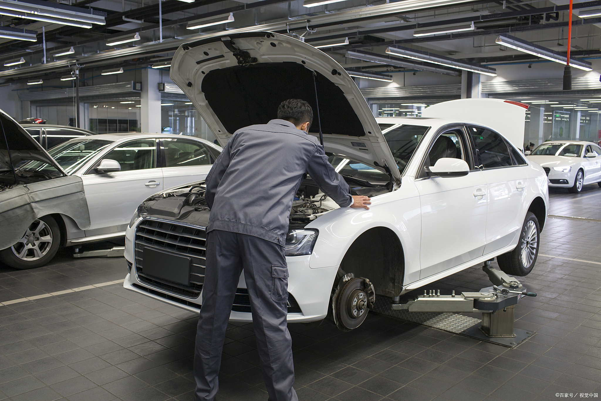维修汽车汽修图片汽车维修与保养现场图片奥迪汽车维修图片4s垫维修