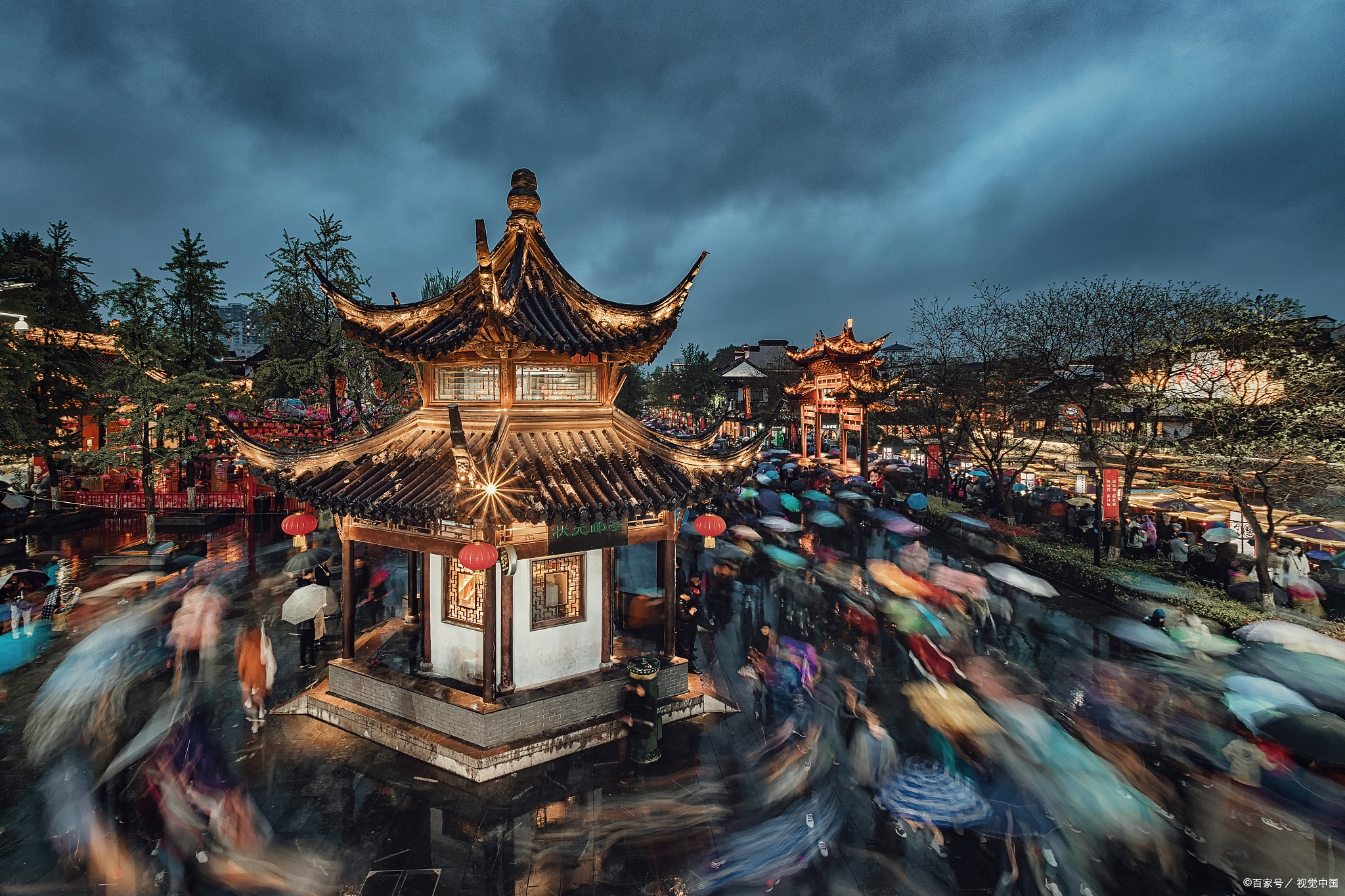 夫子庙风景区,坐落于古都南京的秦淮河畔,是一处承载