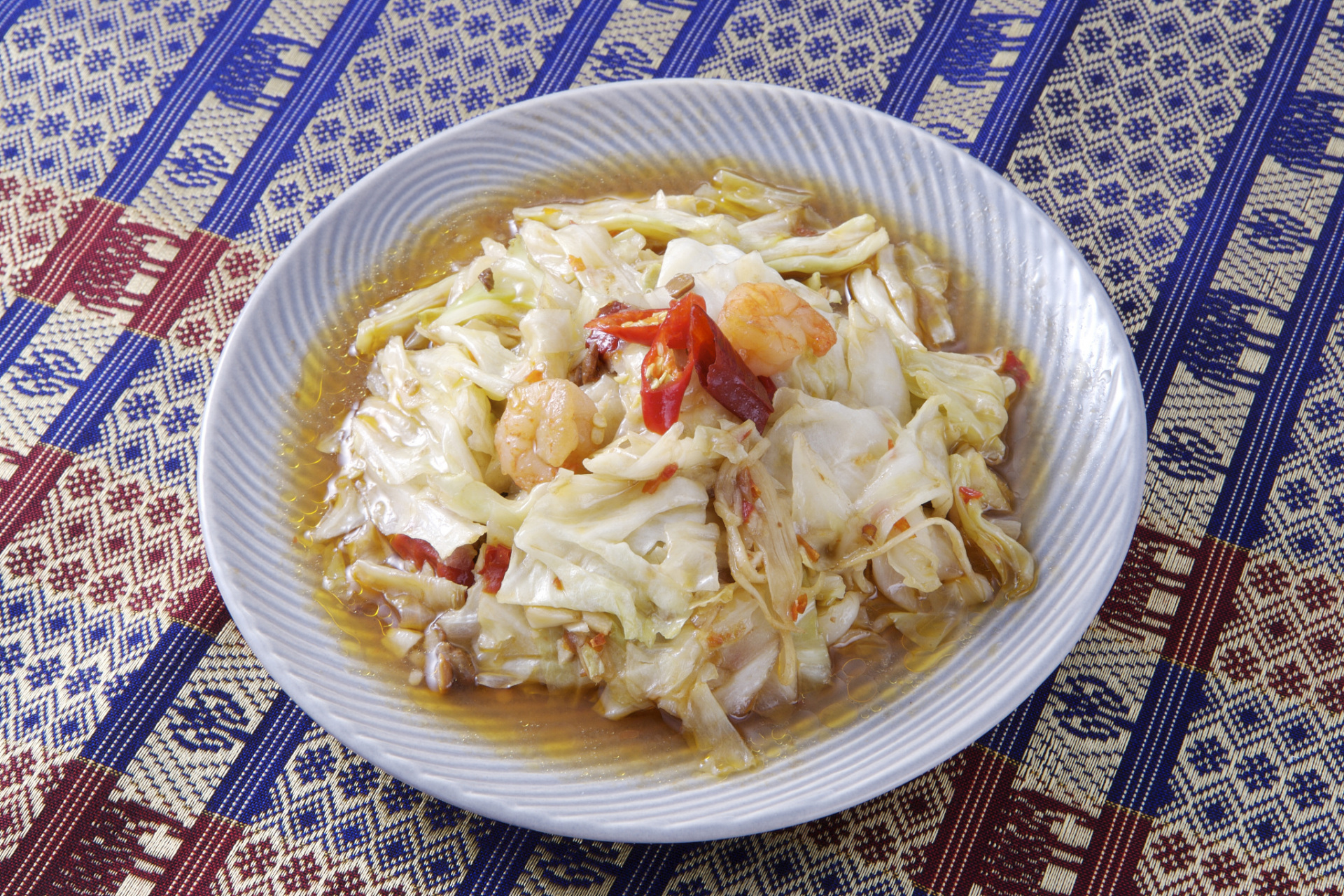 清炒白菜金针菇做法:鲜白菜切块,金针菇洗净撕段,蒜姜切末.