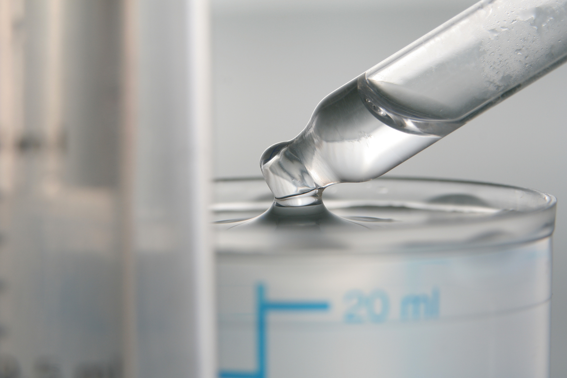 大家好我是泌尿科杜医生 精液像水一样稀 通常有三种原因  ①同房